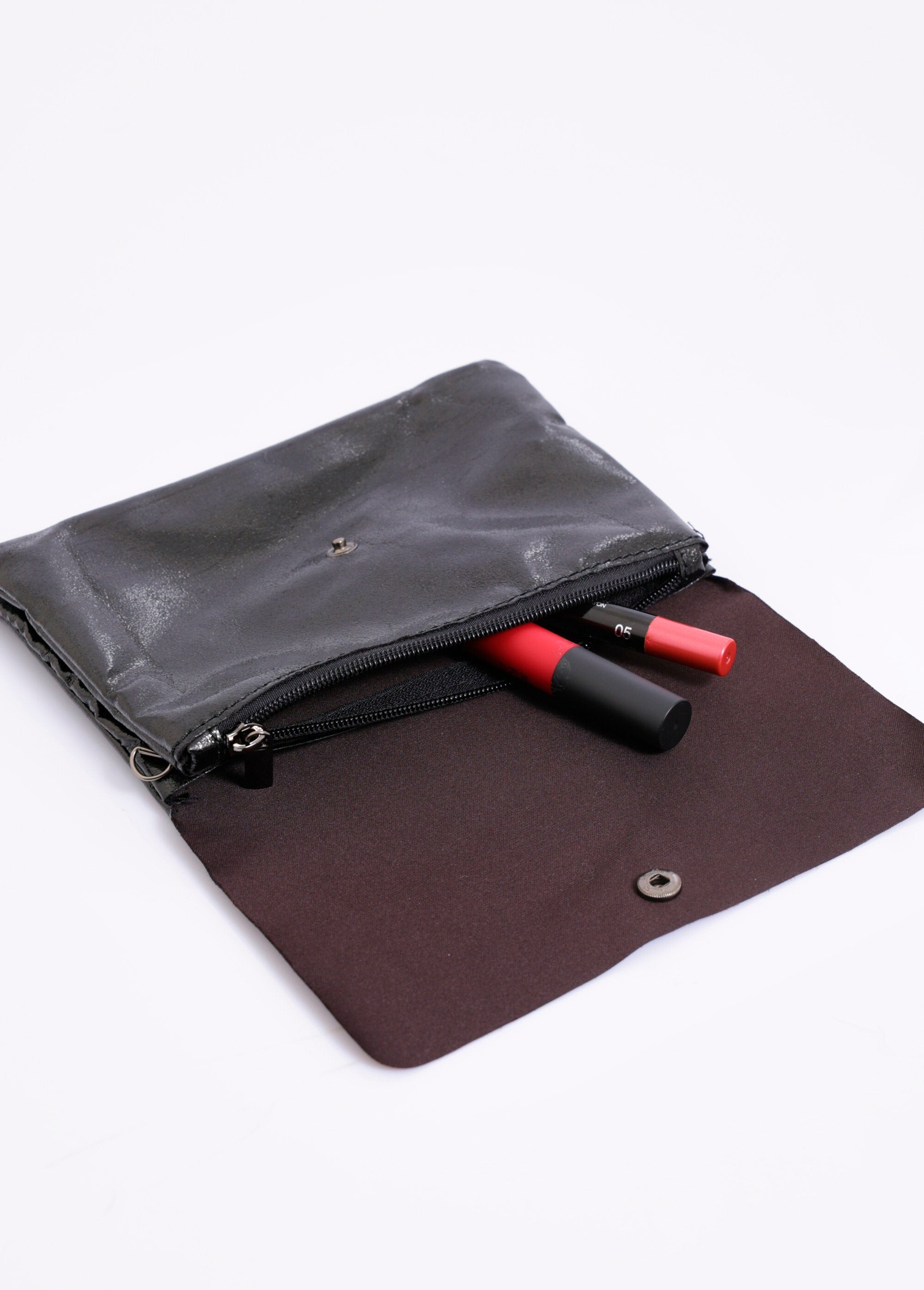 Pochette_metallica_chic_con_patta_Noir_DE1_slim