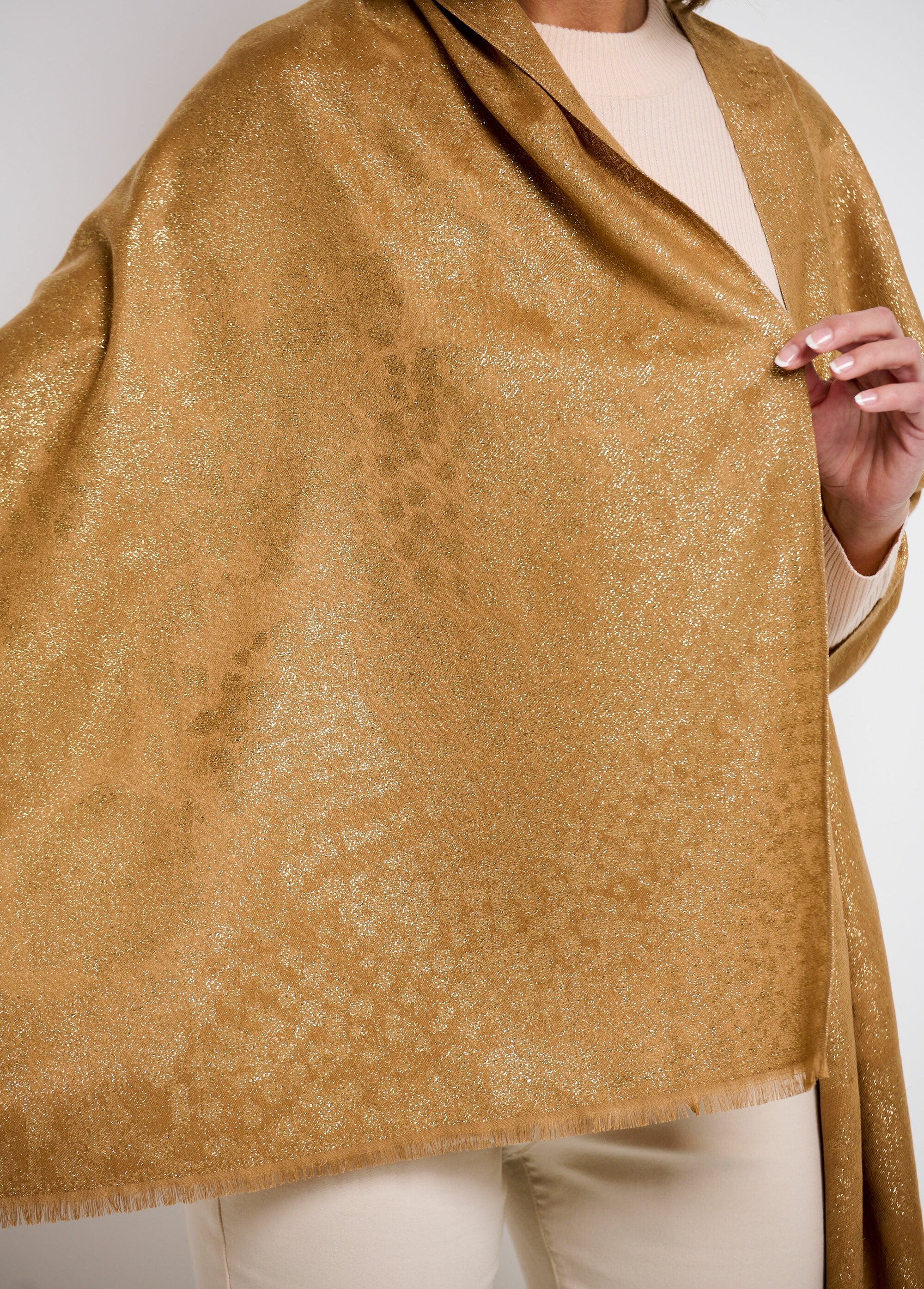 Sciarpa_metallizzata_con_stampa_animalier_Camel_DE1_slim