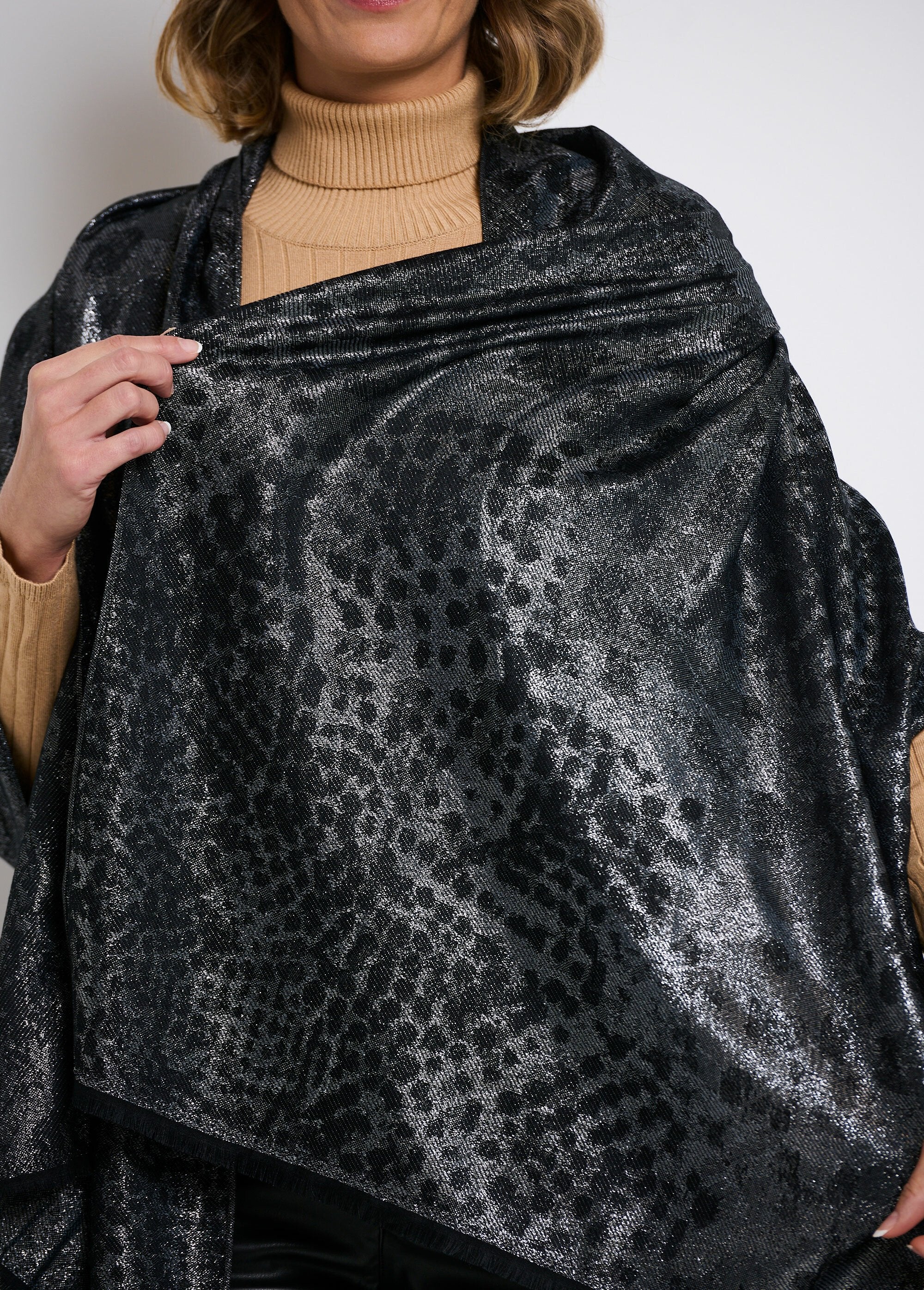 Sciarpa_metallizzata_con_stampa_animalier_Noir_DE1_slim
