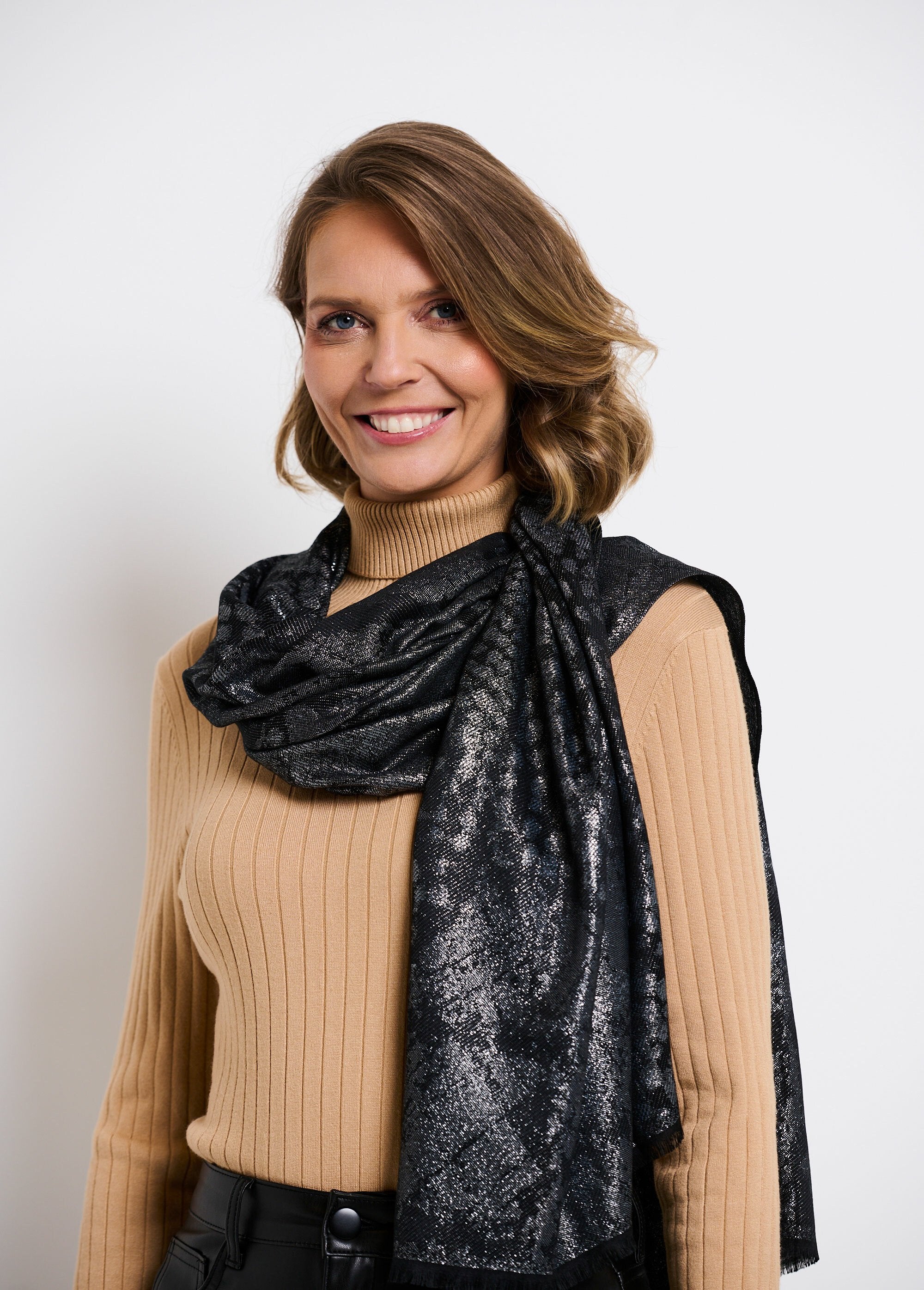 Sciarpa_metallizzata_con_stampa_animalier_Noir_FA1_slim