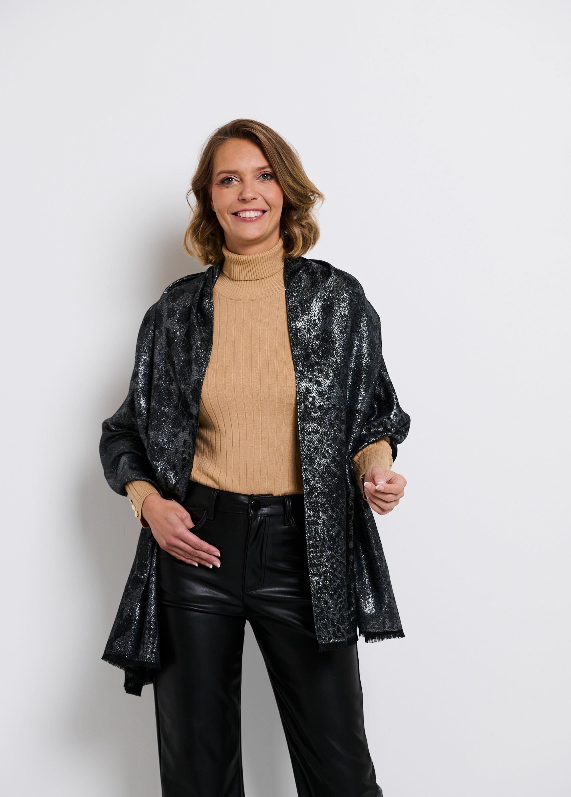 Sciarpa_metallizzata_con_stampa_animalier_Noir_FA2_slim