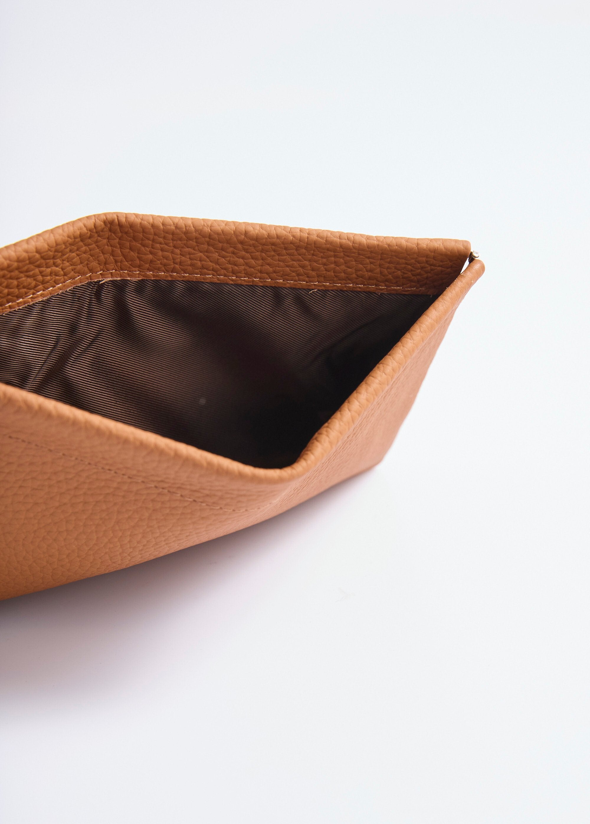 Piccolo_astuccio_in_pelle_con_chiusura_rigida_Camel_DE1_slim