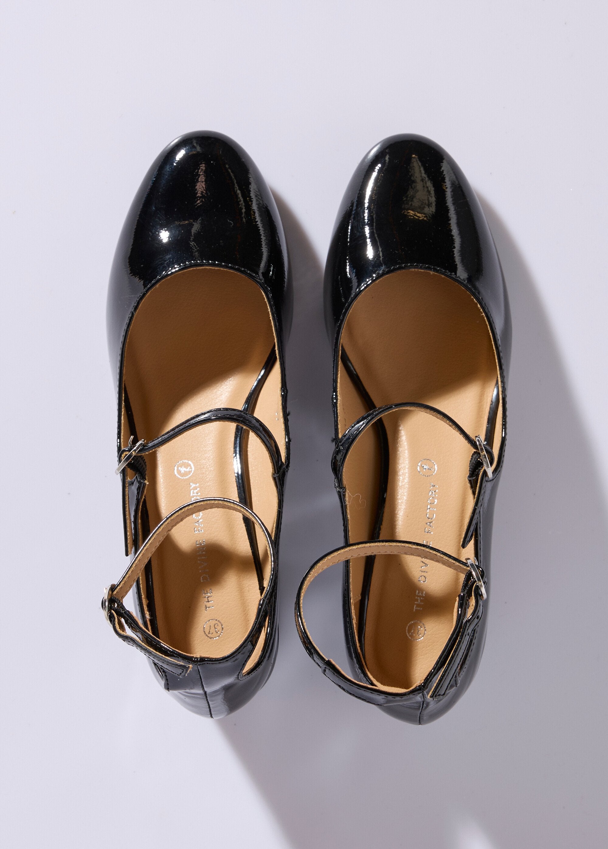 Stivaletti_a_punta_tonda_con_cinturini_sottili_Noir_OV1_slim