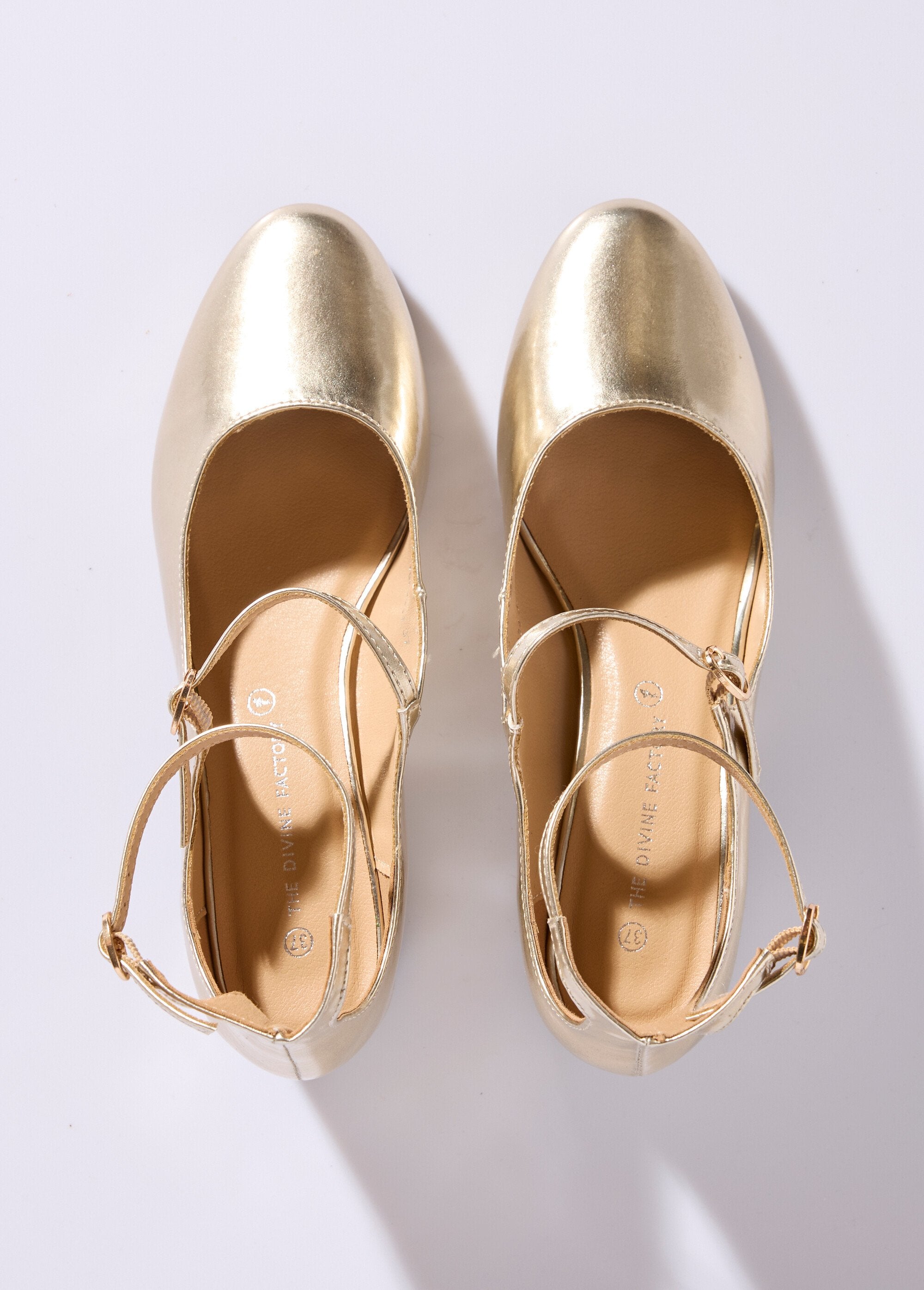 Stivaletti_a_punta_tonda_con_cinturini_sottili_Dore_OV1_slim