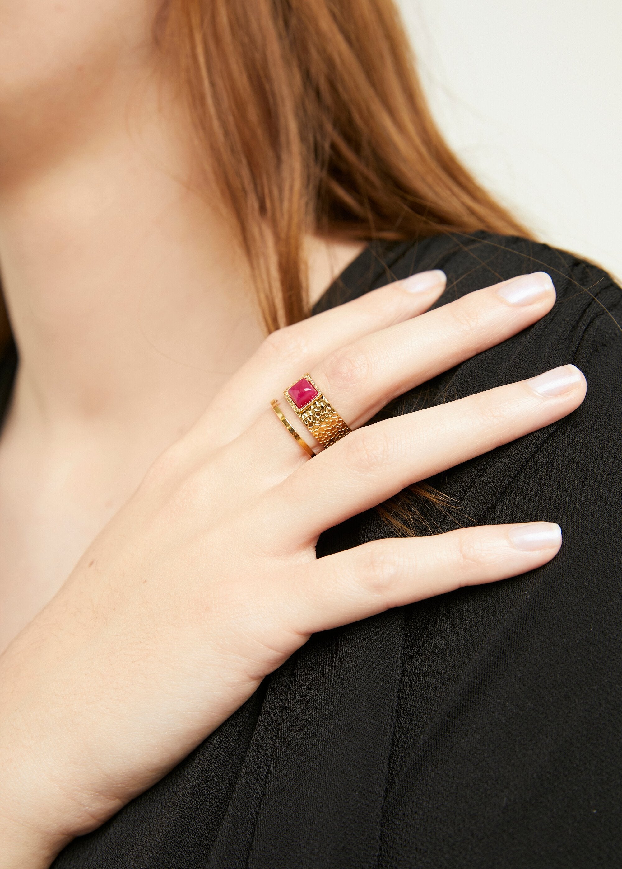 Anello_largo_in_acciaio_con_pietra_cabochon_Dore_et_rose_FA1_slim