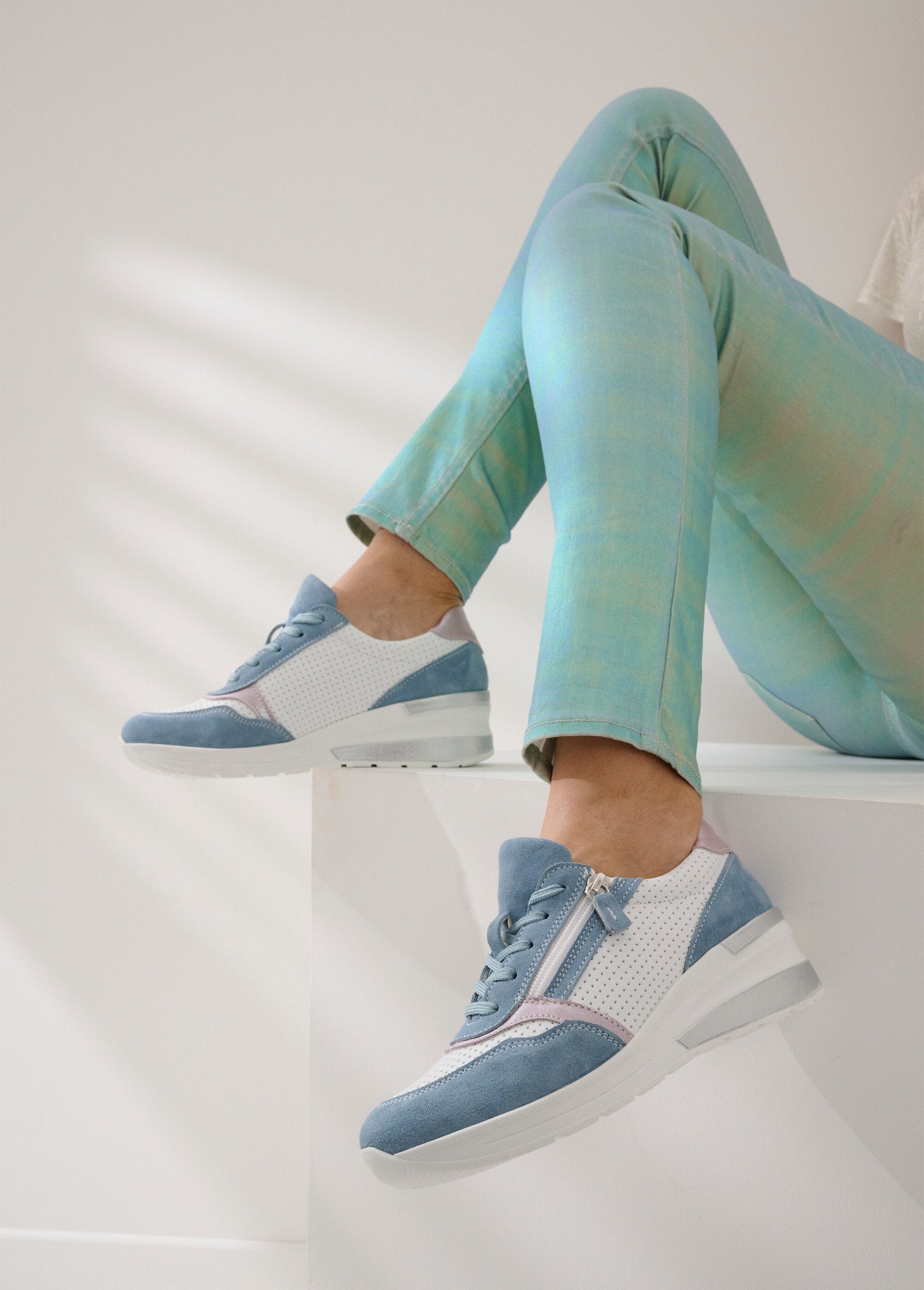 Scarpe_da_ginnastica_con_zeppa_larga_in_pelle_Blu_e_bianco_SF1_slim