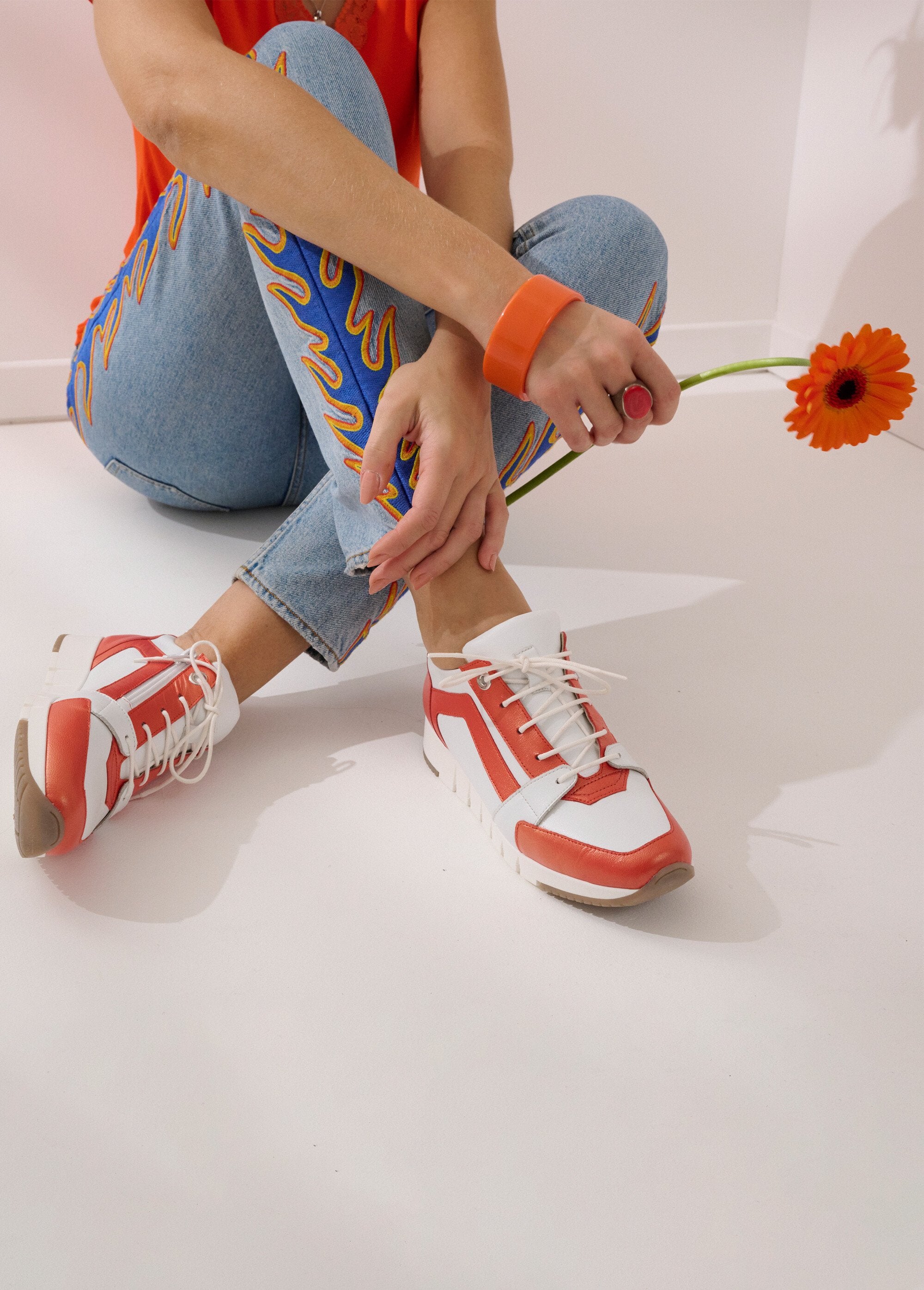 Scarpe_da_ginnastica_comfort_in_pelle_bicolore_Arancione_e_bianco_SF1_slim