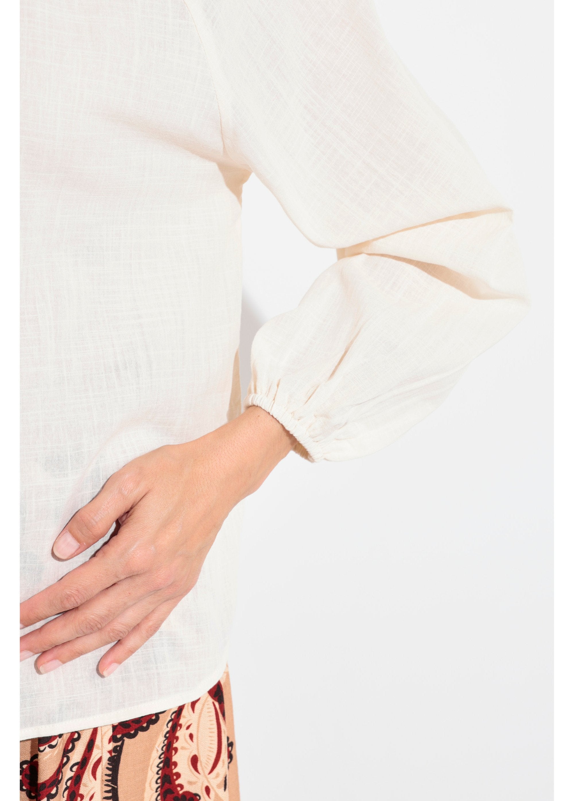 Camicetta_aderente_con_scollo_a_V_e_chiusura_a_cravatta_Beige_DE2_slim