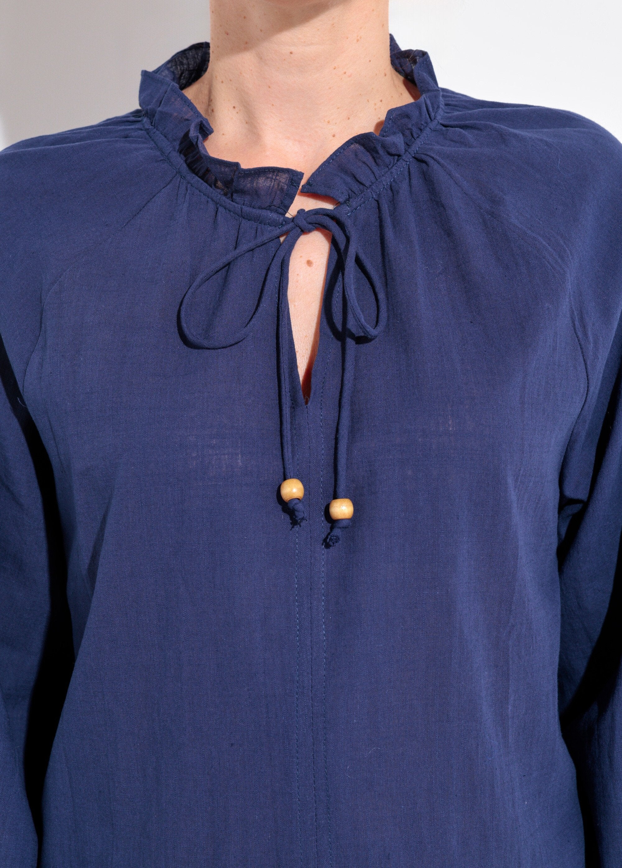 Camicetta_aderente_con_scollo_a_V_e_chiusura_a_cravatta_Marine_DE1_slim