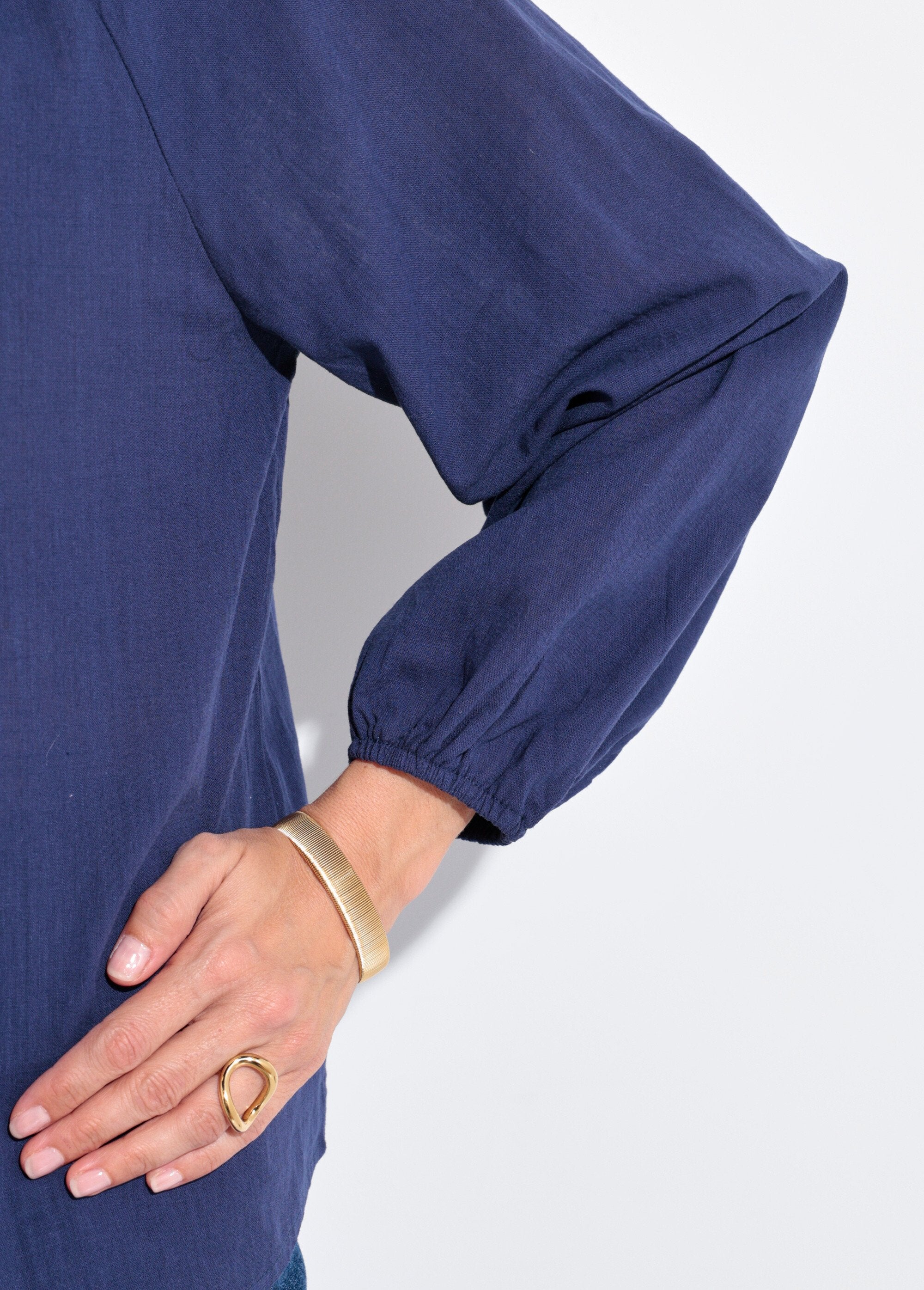 Camicetta_aderente_con_scollo_a_V_e_chiusura_a_cravatta_Marine_DE2_slim