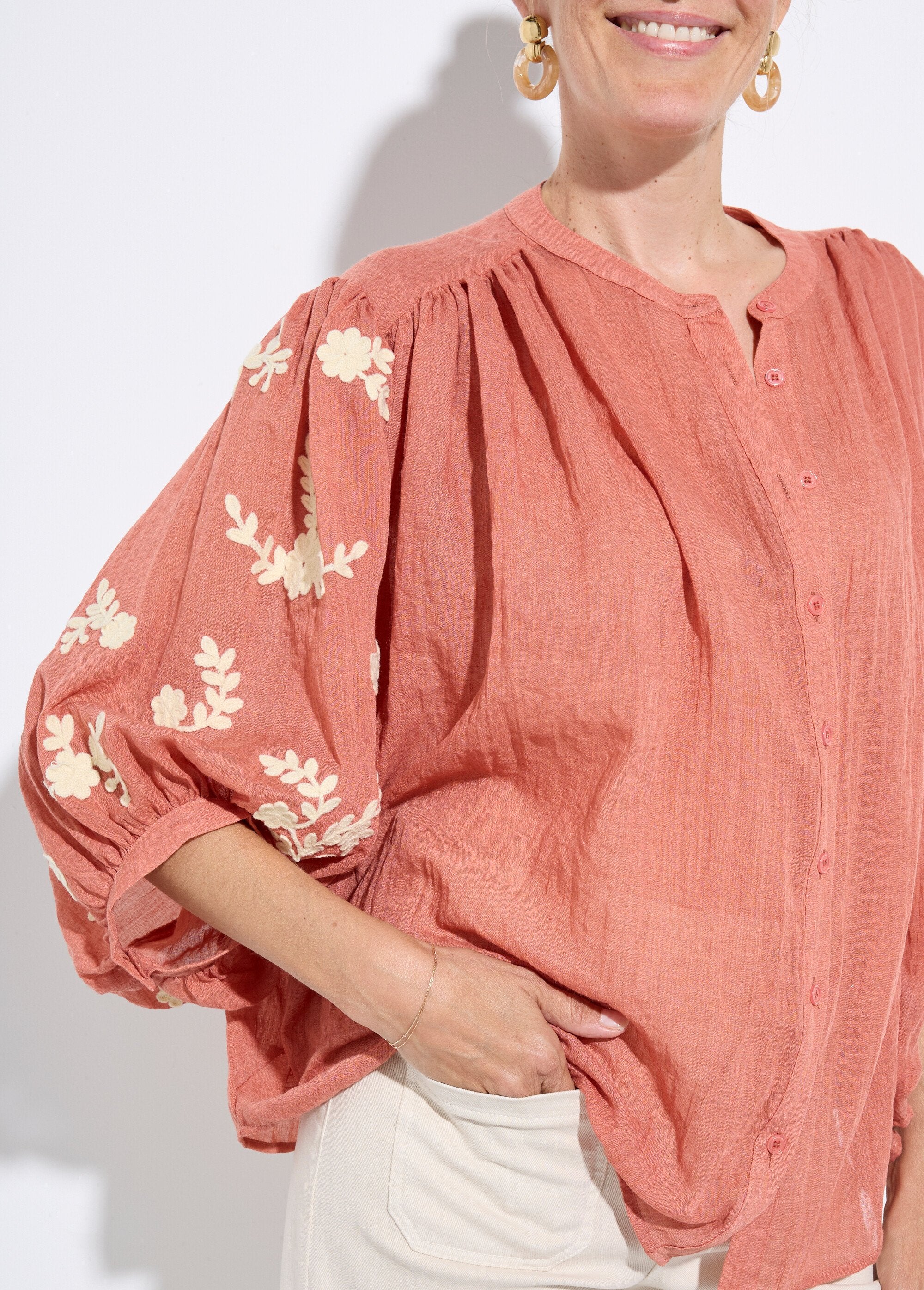 Camicetta_in_Chambray,_ricamo_a_contrasto_Brique_DE1_slim