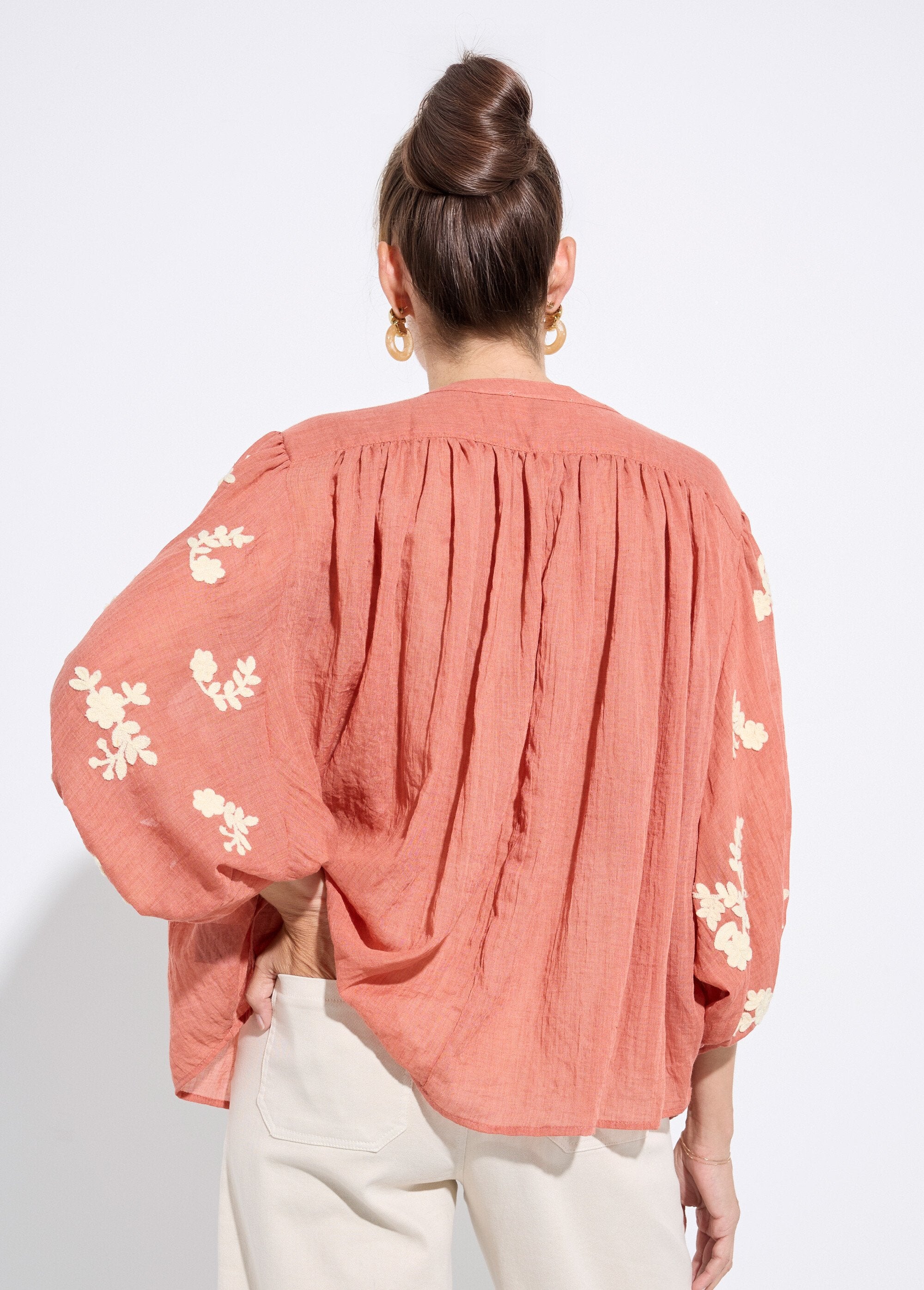 Camicetta_in_Chambray,_ricamo_a_contrasto_Brique_DO1_slim