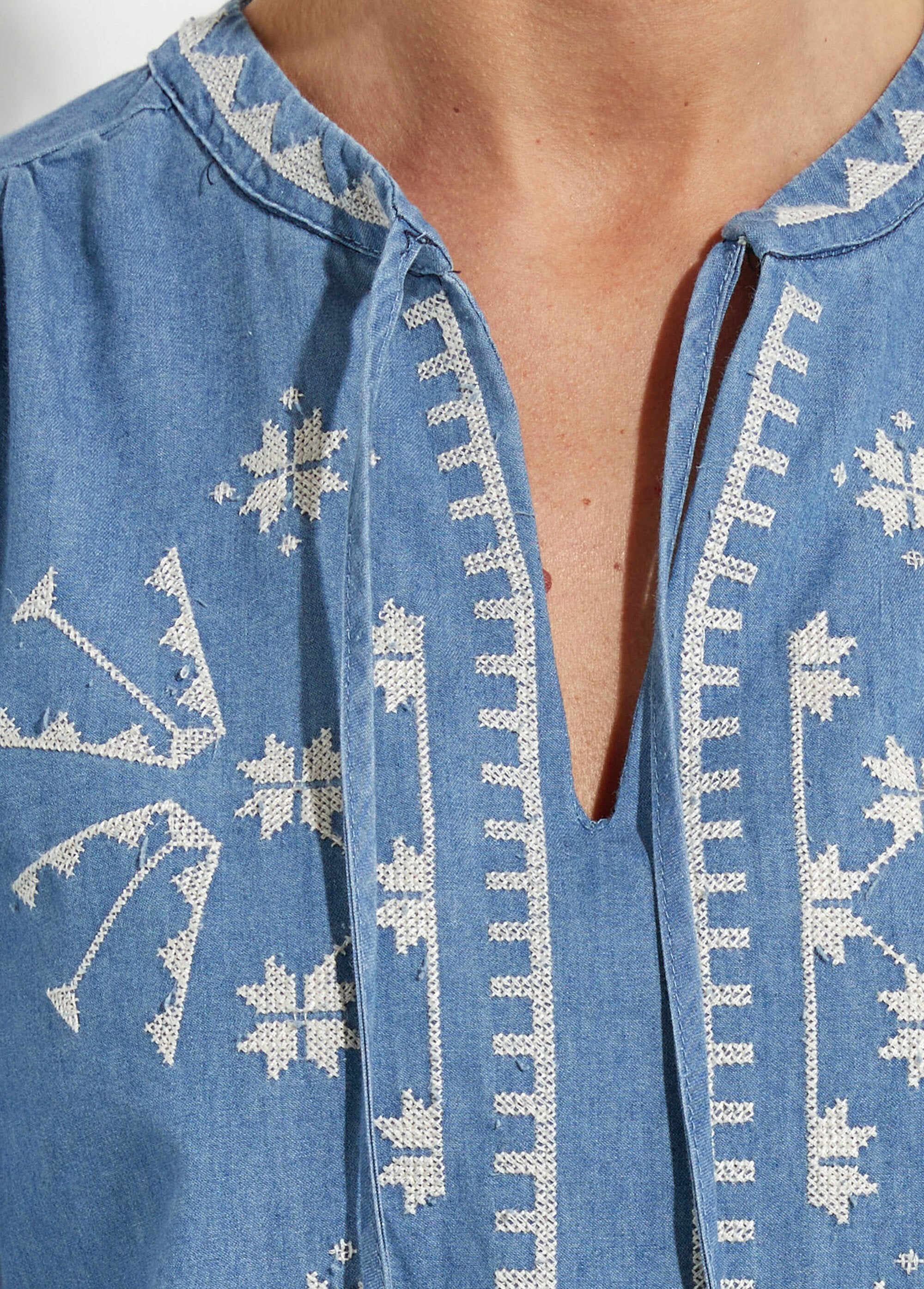 Camicetta_in_Chambray_con_ricamo_a_punto_croce_Bleu_stone_DE2_slim