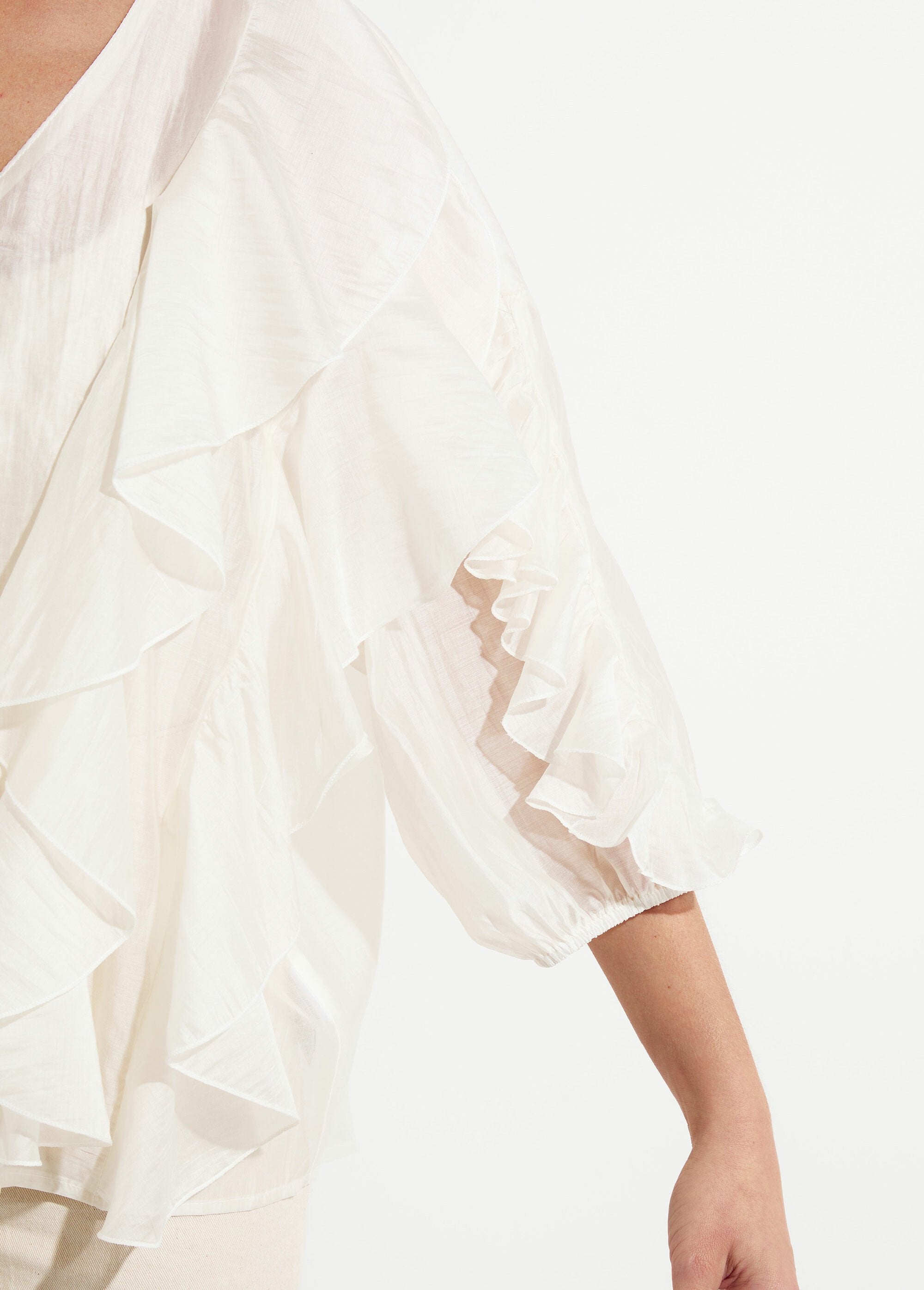 Camicetta_button-down_con_scollo_a_V_e_rouches_Blanc_DE1_slim