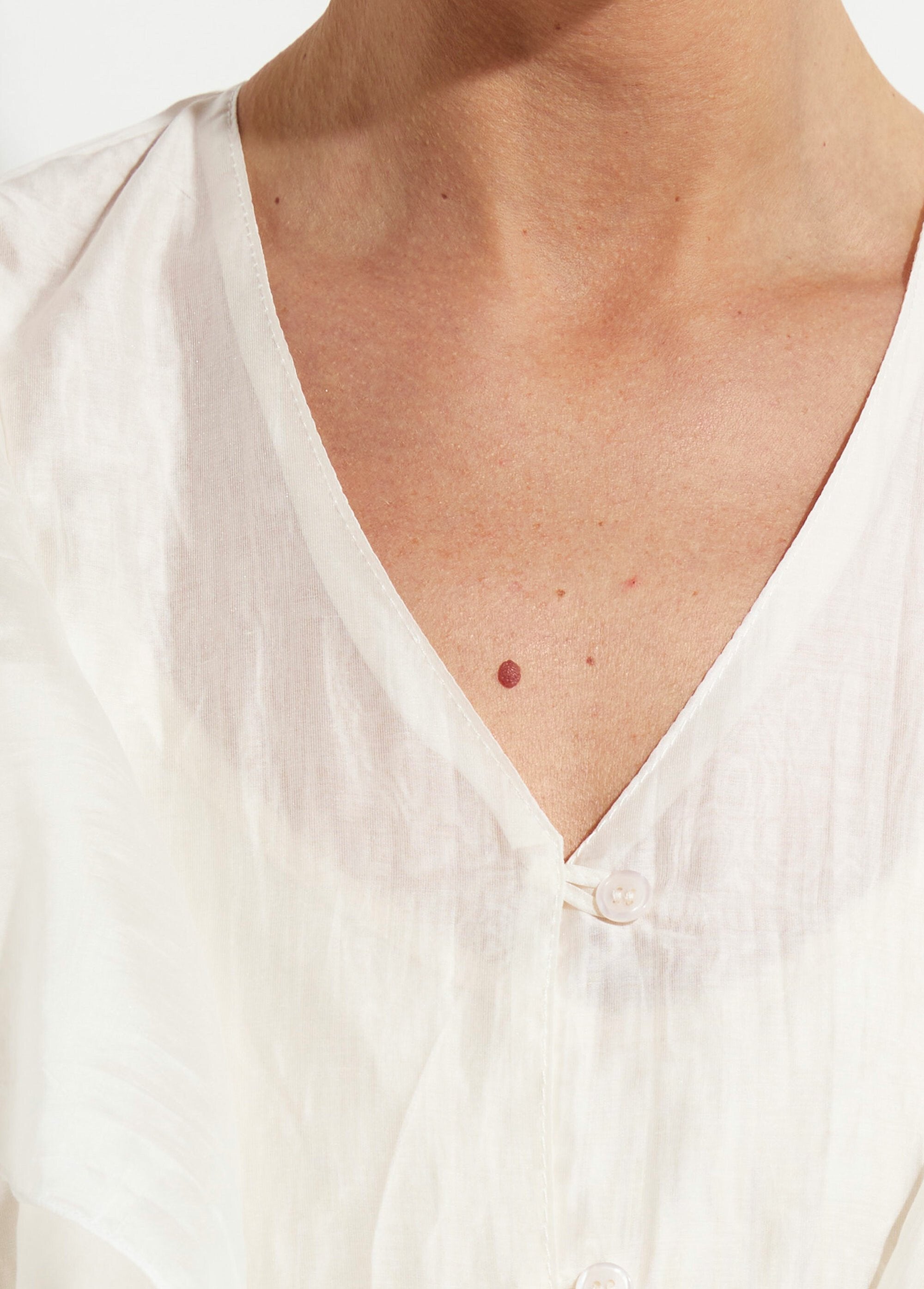 Camicetta_button-down_con_scollo_a_V_e_rouches_Blanc_DE2_slim