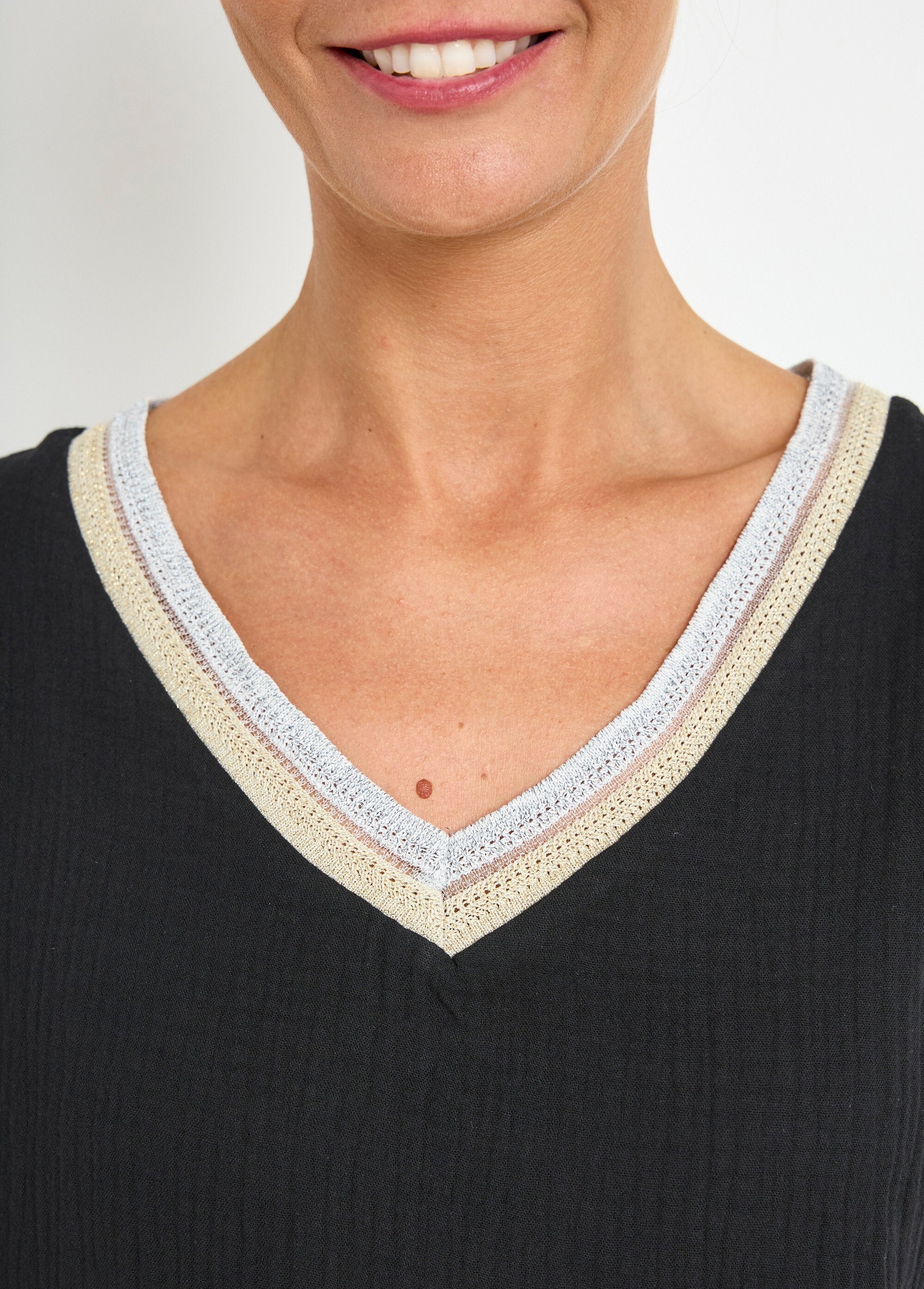 Camicetta_in_garza_di_cotone_con_scollo_a_V_a_treccia_Noir_DE2_slim