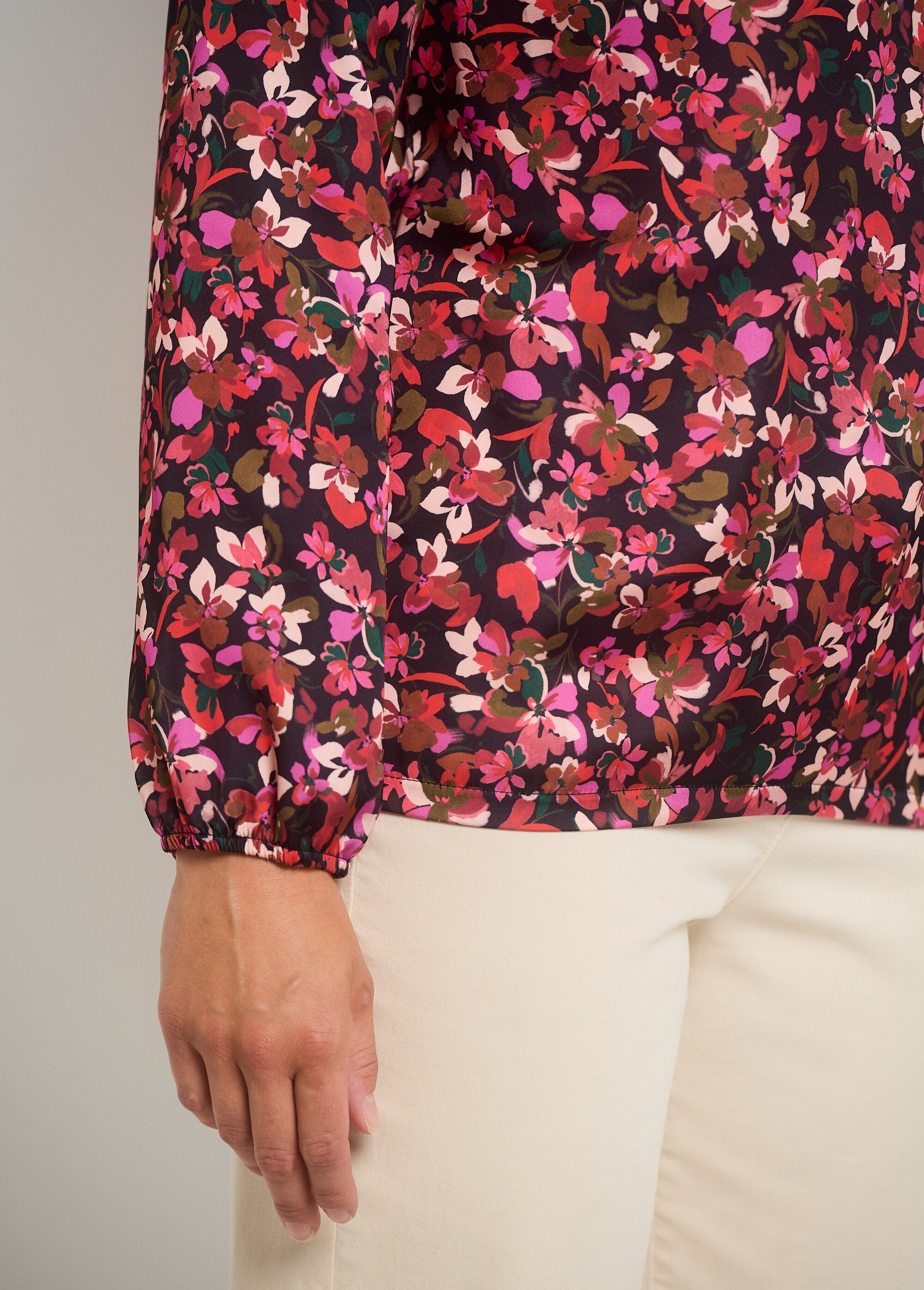 Camicetta_stampata_con_scollo_a_V_e_maniche_elasticizzate_Rouge_et_noir_DE2_slim