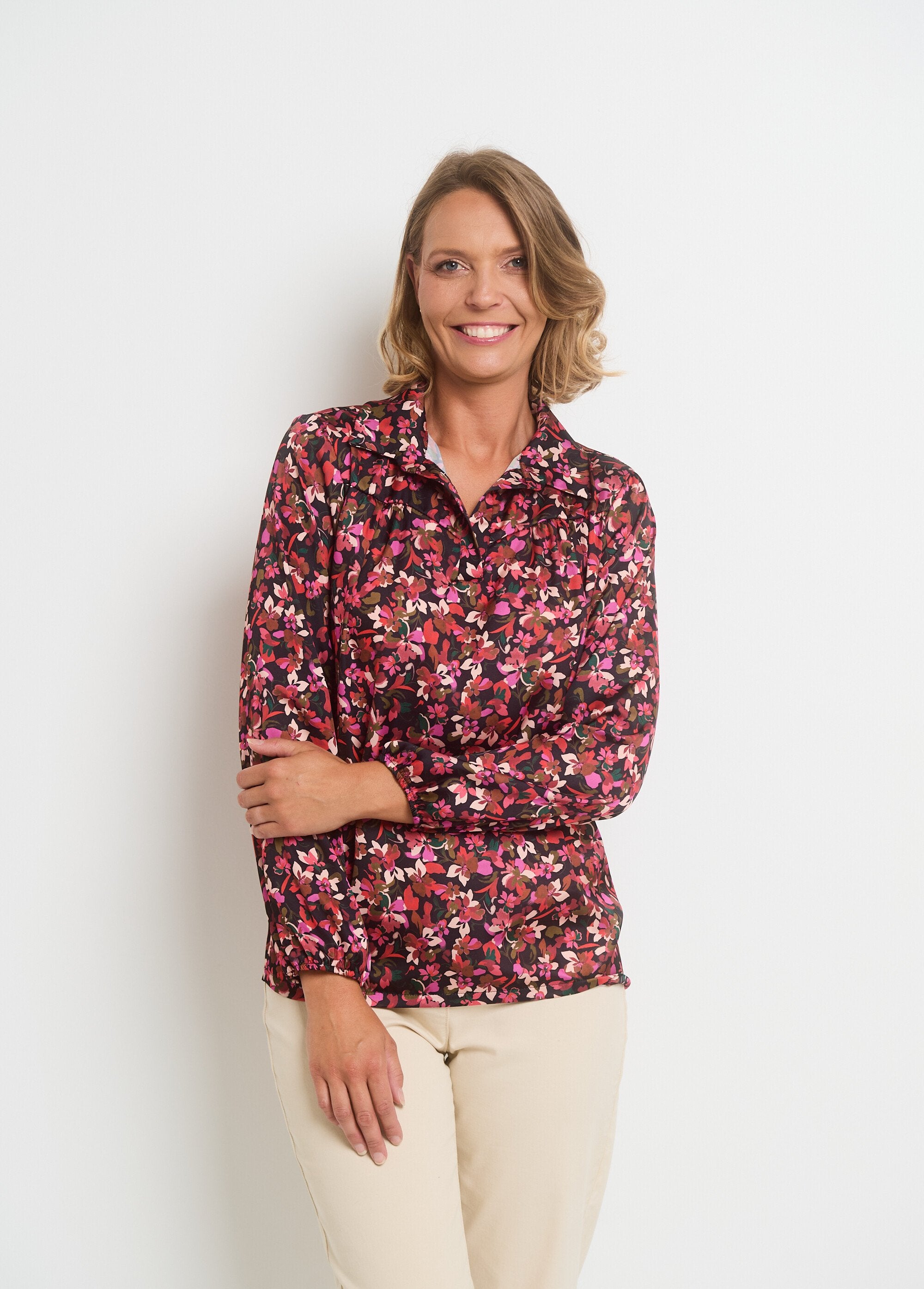 Camicetta_stampata_con_scollo_a_V_e_maniche_elasticizzate_Rouge_et_noir_FA1_slim