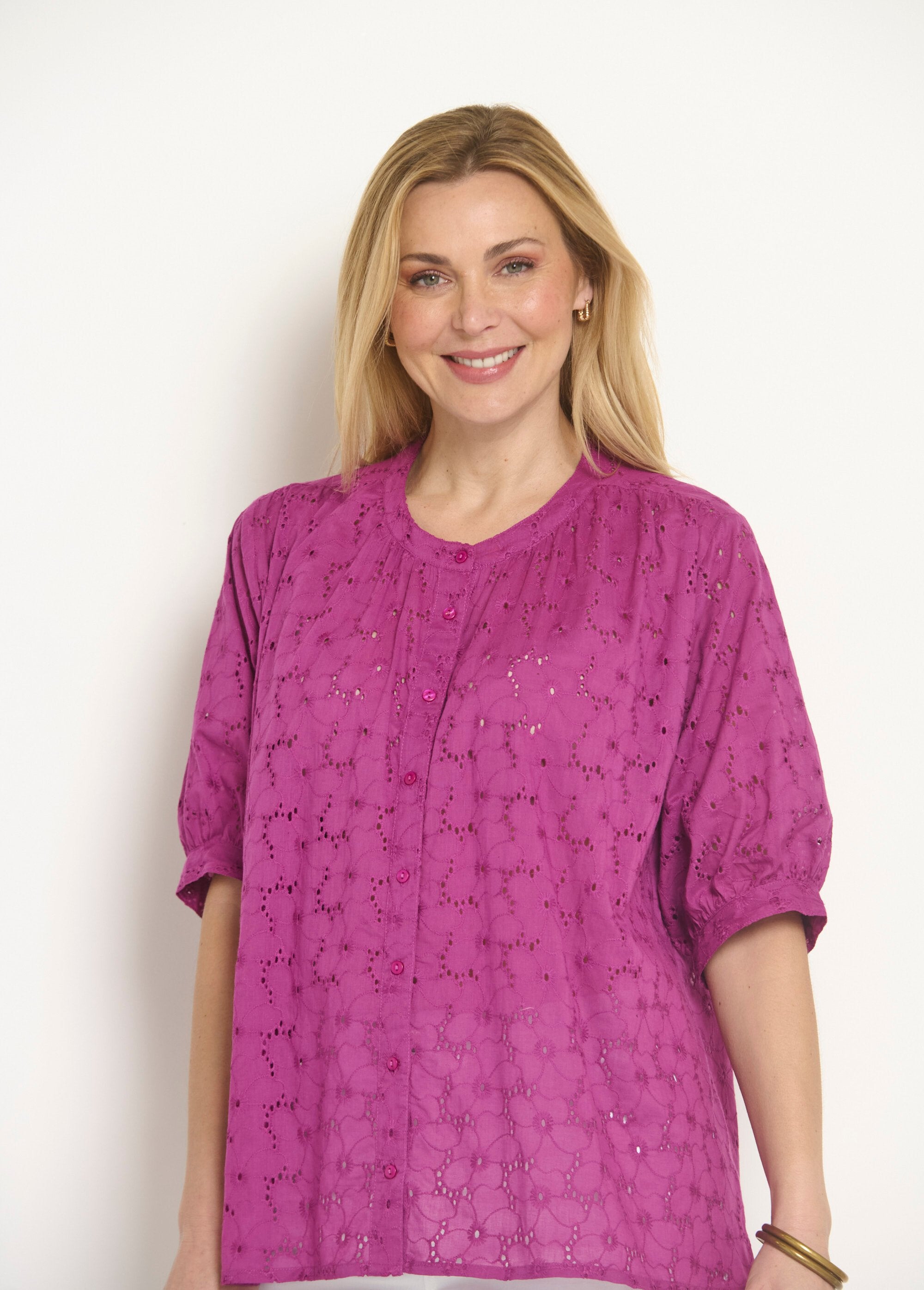 Camicetta_a_maniche_corte,_broderie_anglaise_Violine_DE1_slim