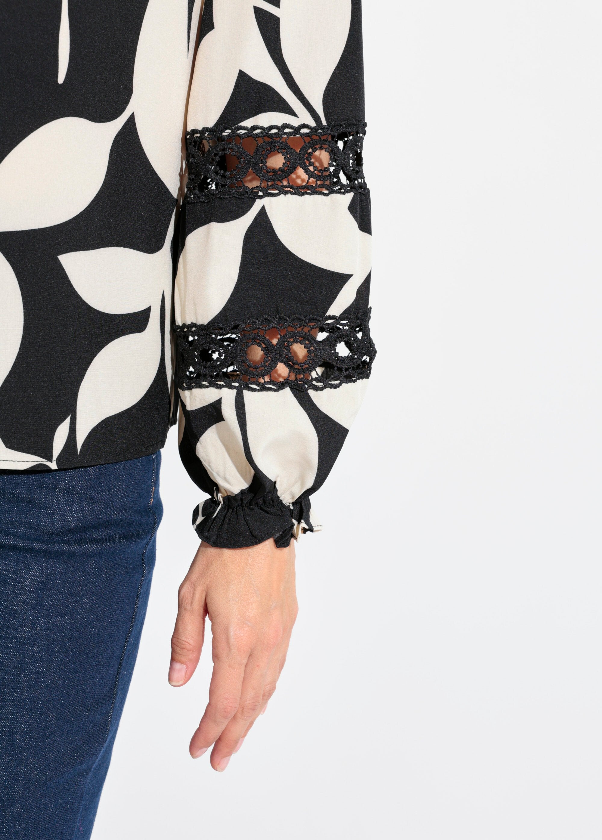 Camicetta_con_motivo_grafico_e_dettagli_in_pizzo_Noir_et_blanc_DE2_slim