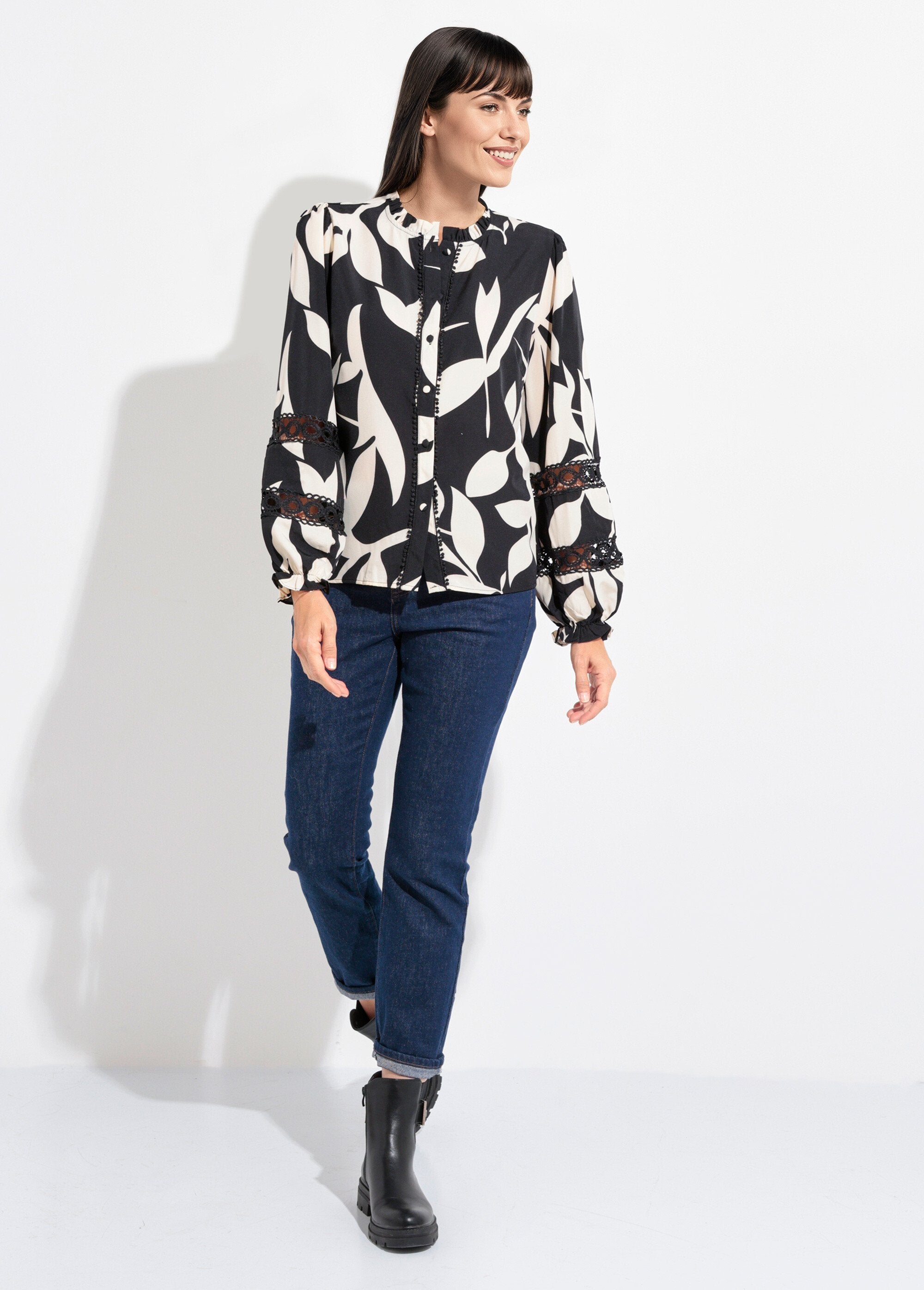 Camicetta_con_motivo_grafico_e_dettagli_in_pizzo_Noir_et_blanc_SF1_slim