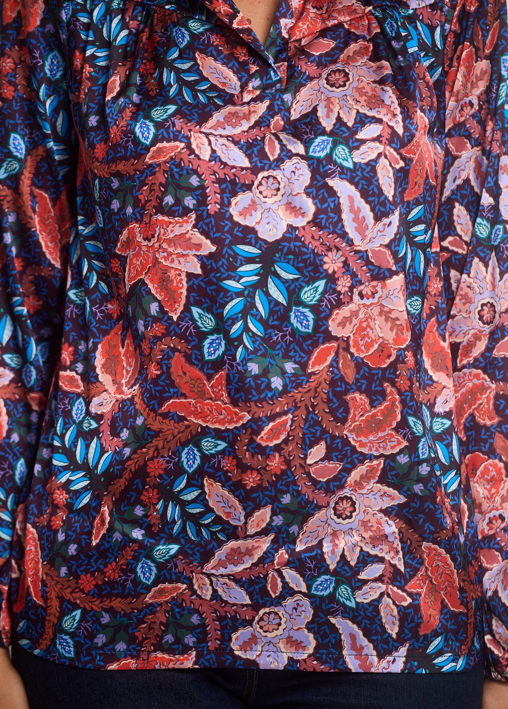 Camicetta_in_raso_con_scollo_a_V_e_maniche_elasticizzate_Bleu_et_orange_DE2_slim