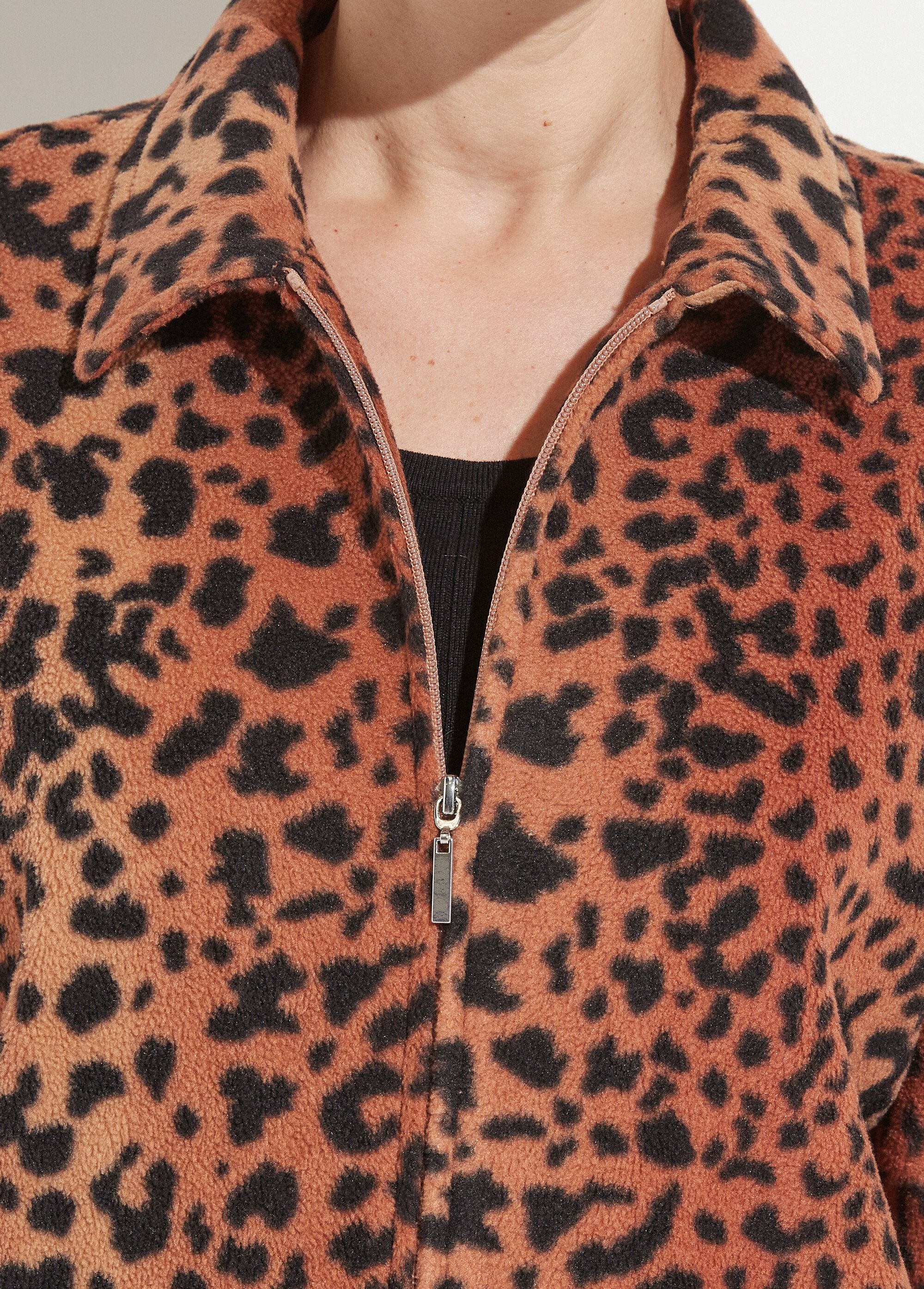 Giacca_con_zip_in_pile_stampato_Marron_et_noir_DE1_slim