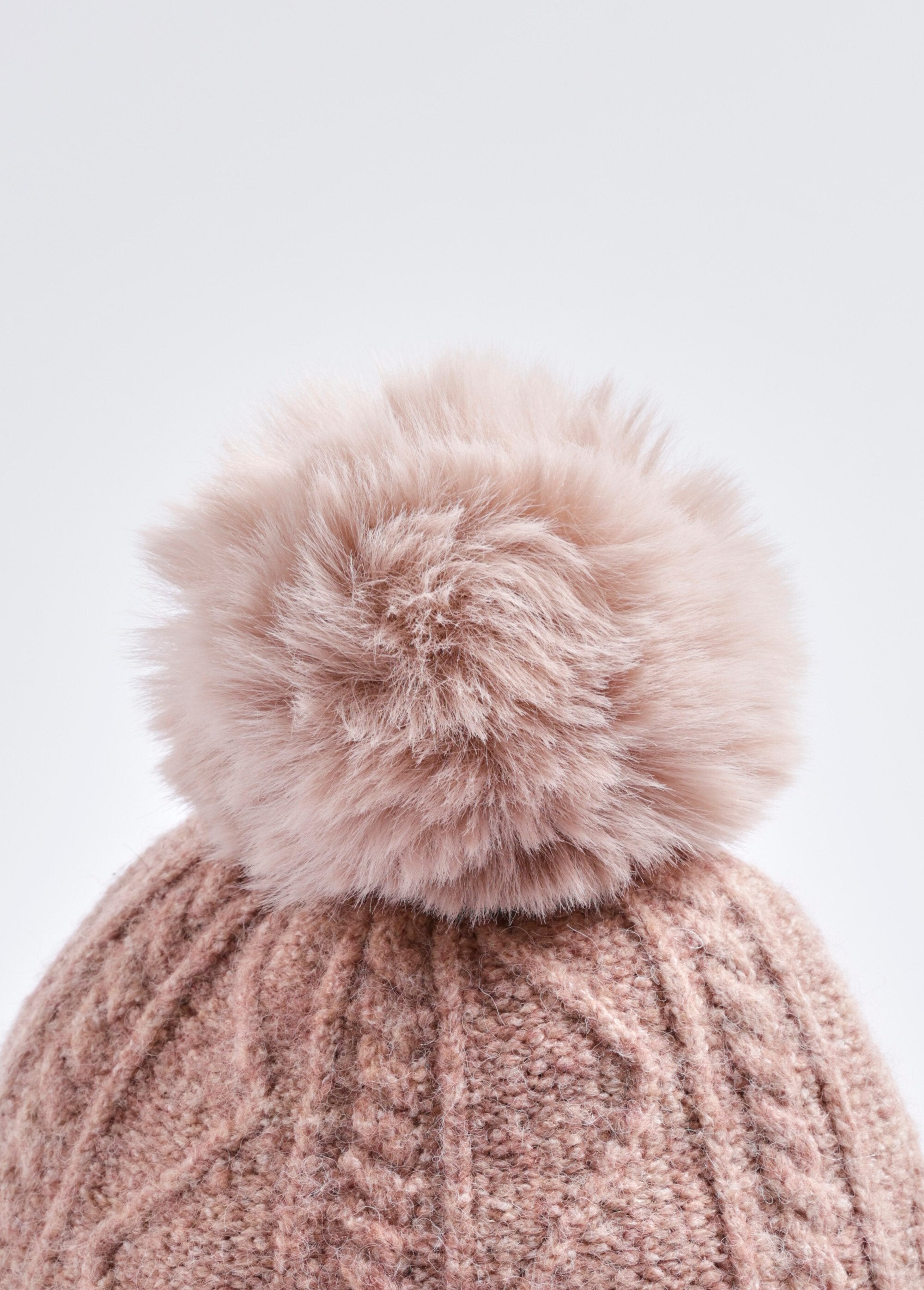 Cappello_a_coste_con_pompon,_in_lana_Rose_DE2_slim