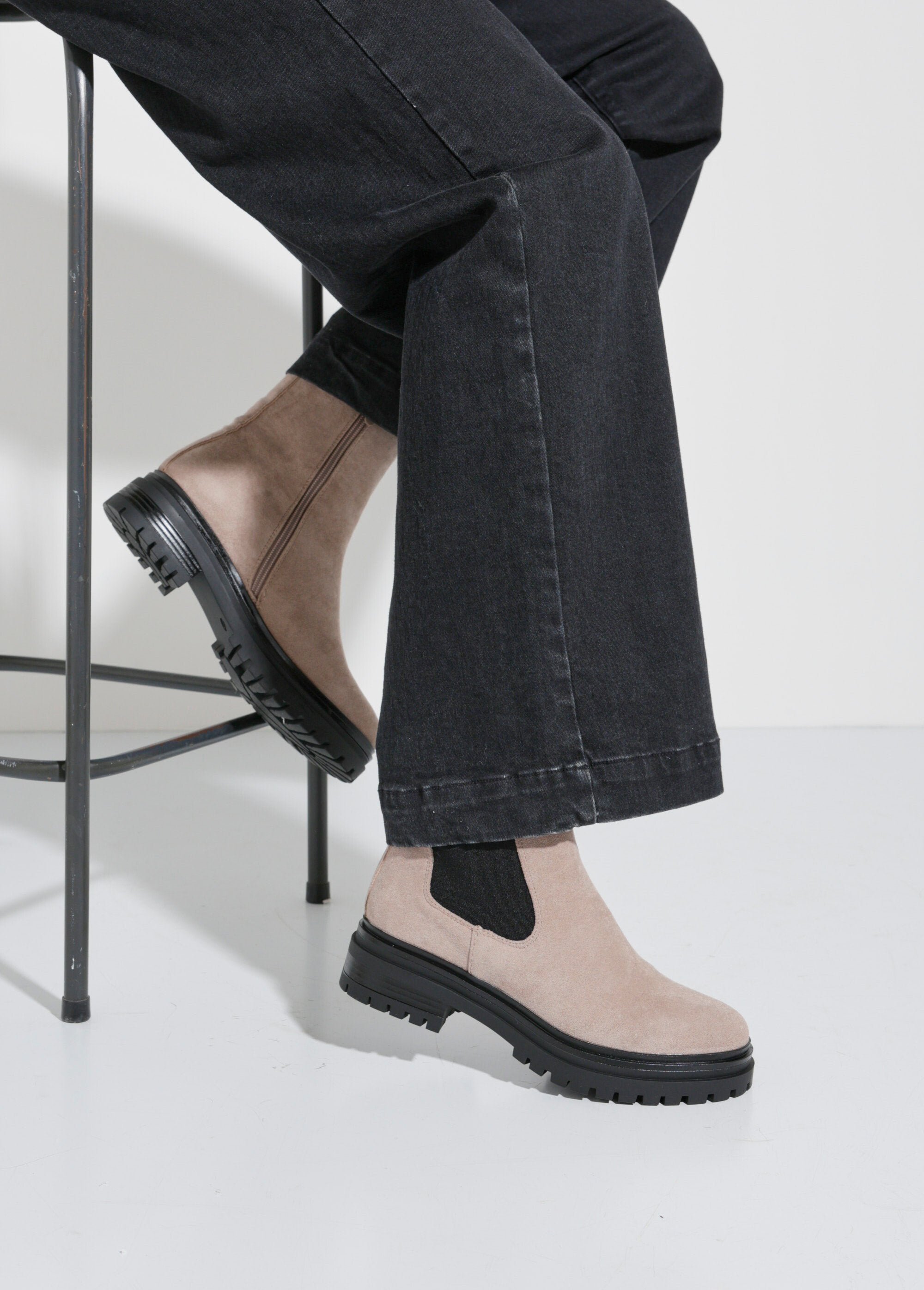 Stivali_alti_Chelsea_con_suola_dentellata_Beige_SF1_slim