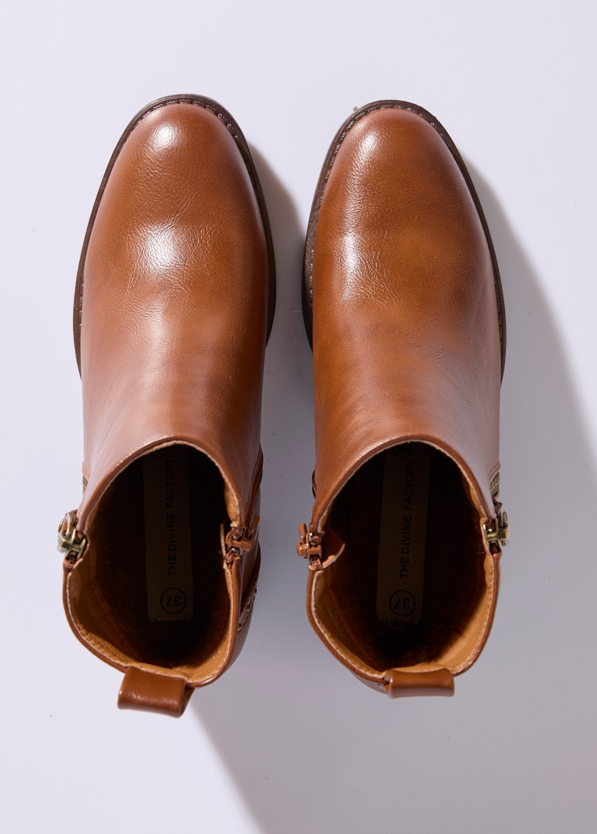 Stivali_con_zip_e_tacco_con_borchie_Camel_OV1_slim