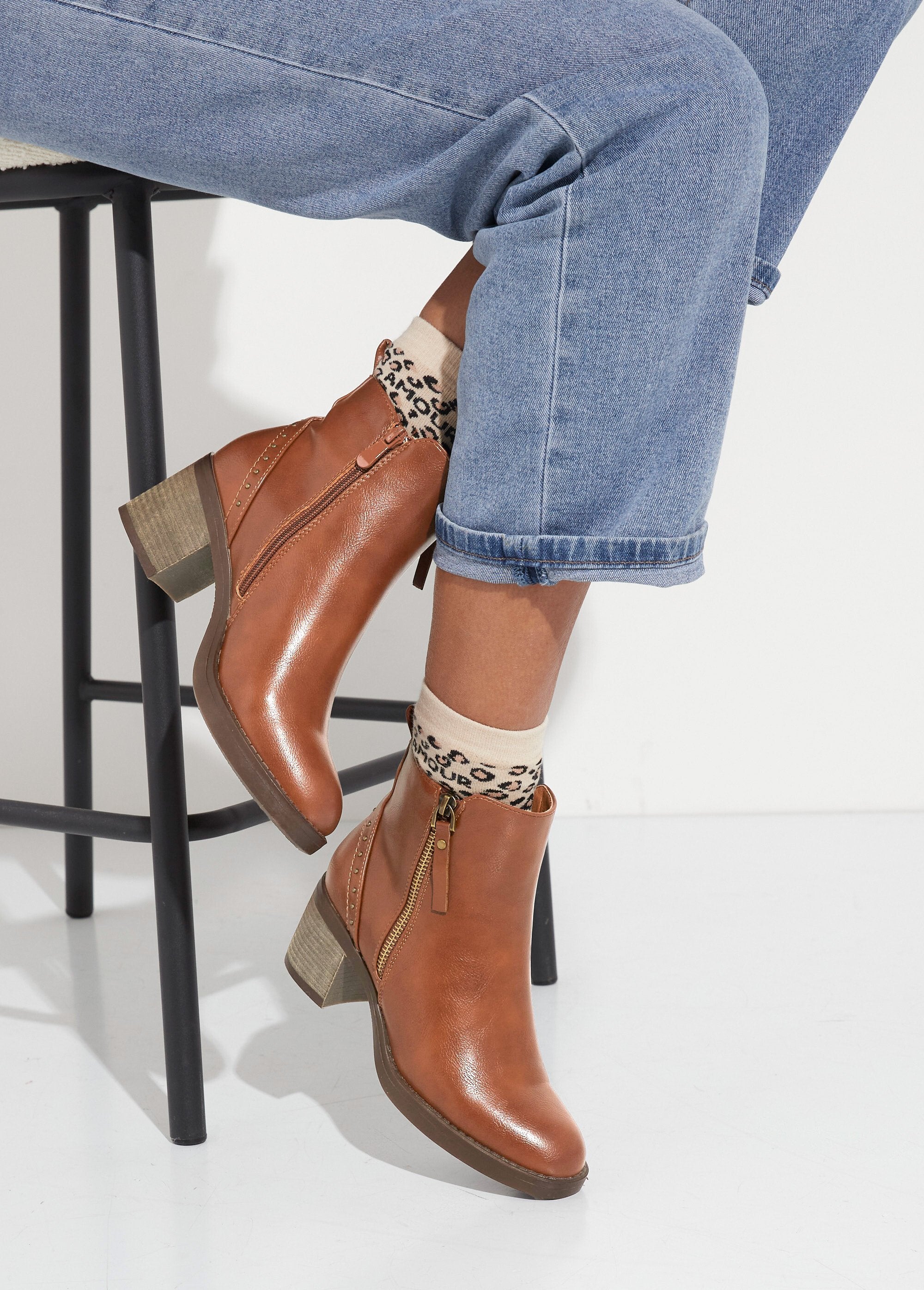 Stivali_con_zip_e_tacco_con_borchie_Camel_SF1_slim