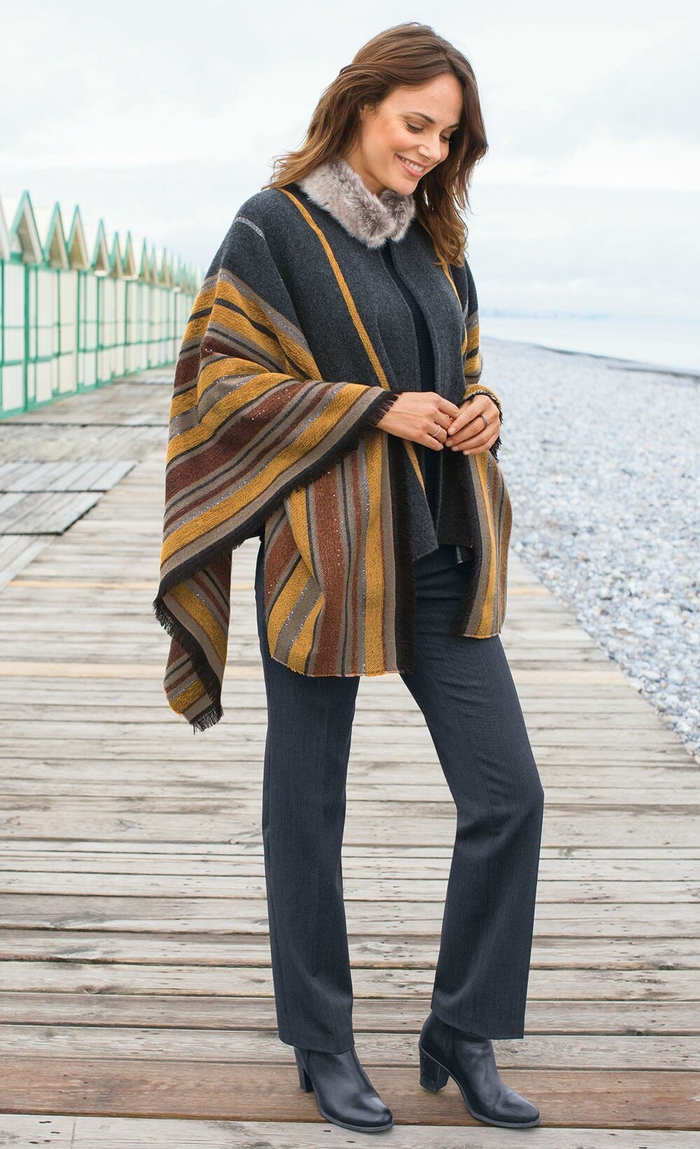 Mantella_in_jacquard_con_collo_in_pelliccia_sintetica_Anthracite_et_miel_SF1_slim