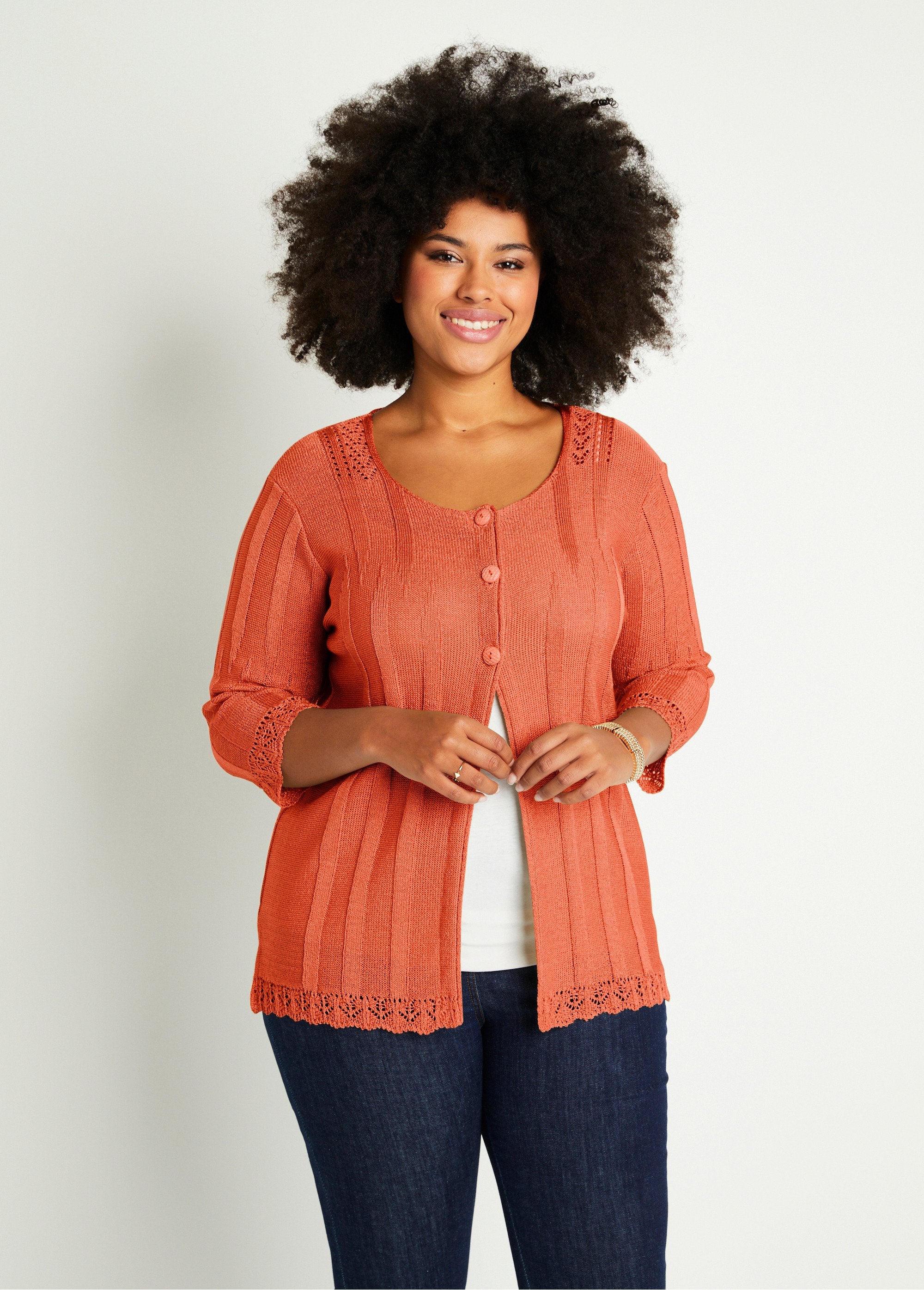 Cardigan_lungo_abbottonato_e_traforato_Corail_FA1_curvy