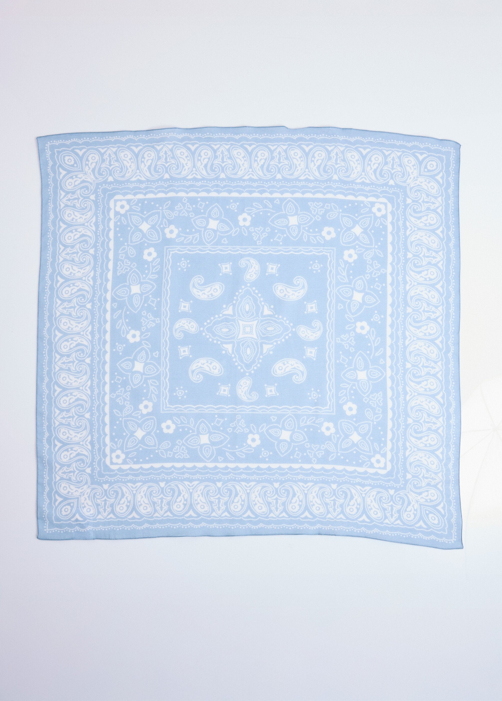 Quadrato_con_bandana_stampa_cachemire_Bleu_et_blanc_DE1_slim