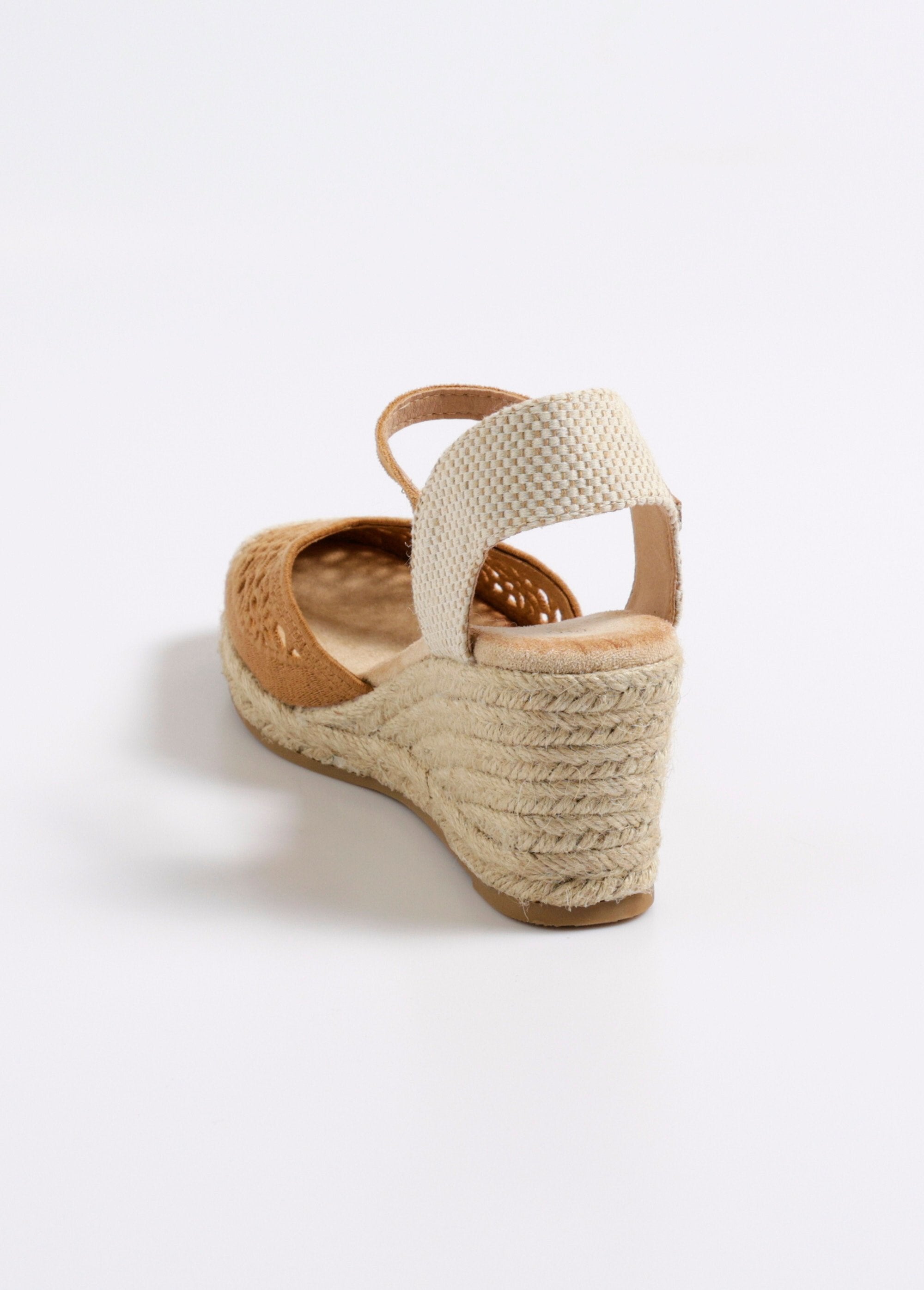Espadrillas_con_zeppa_floreale_traforata_Camel_DO1_slim