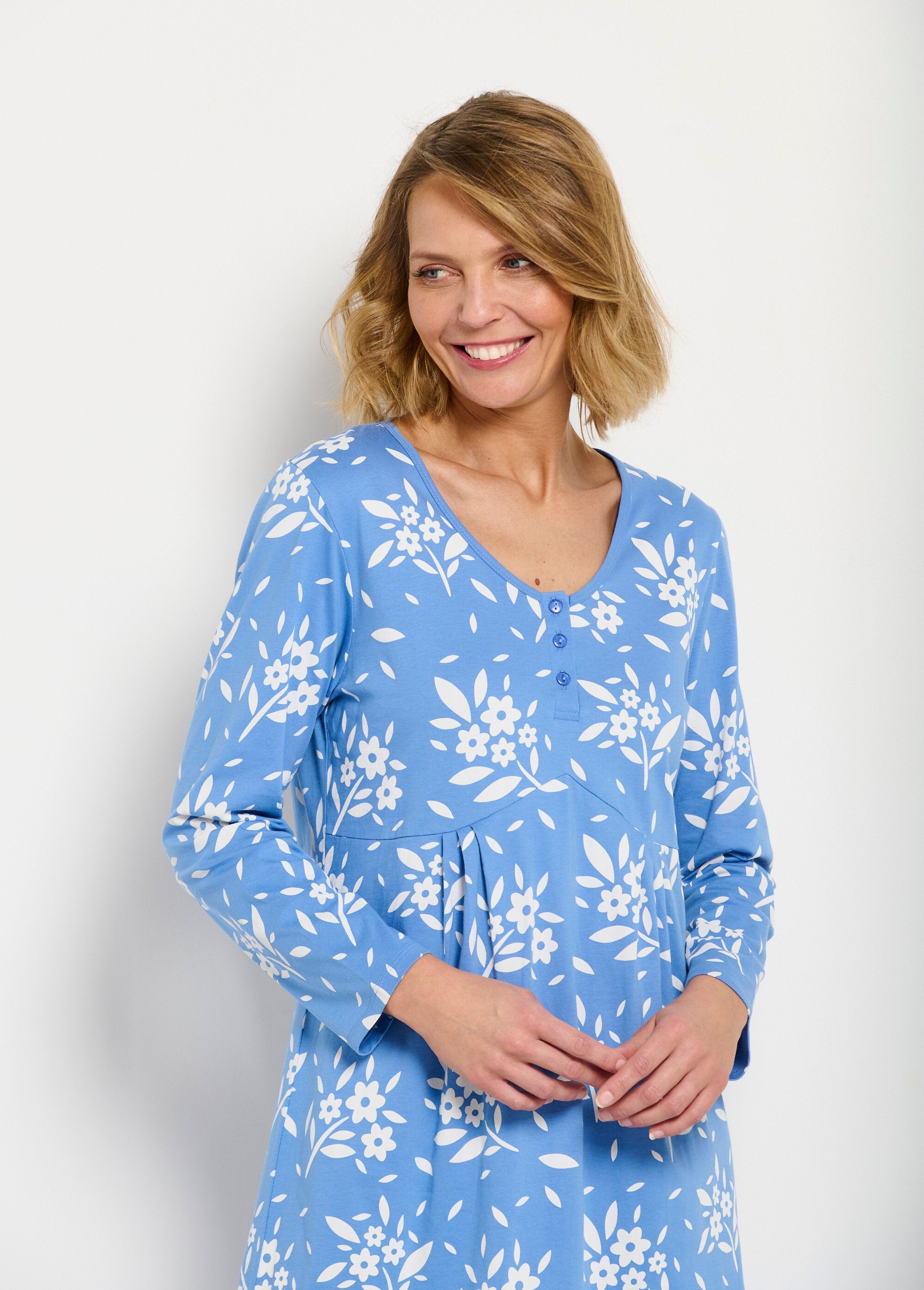 Camicia_da_notte_abbottonata_in_cotone_floreale_di_media_lunghezza_Bleu_DE1_slim