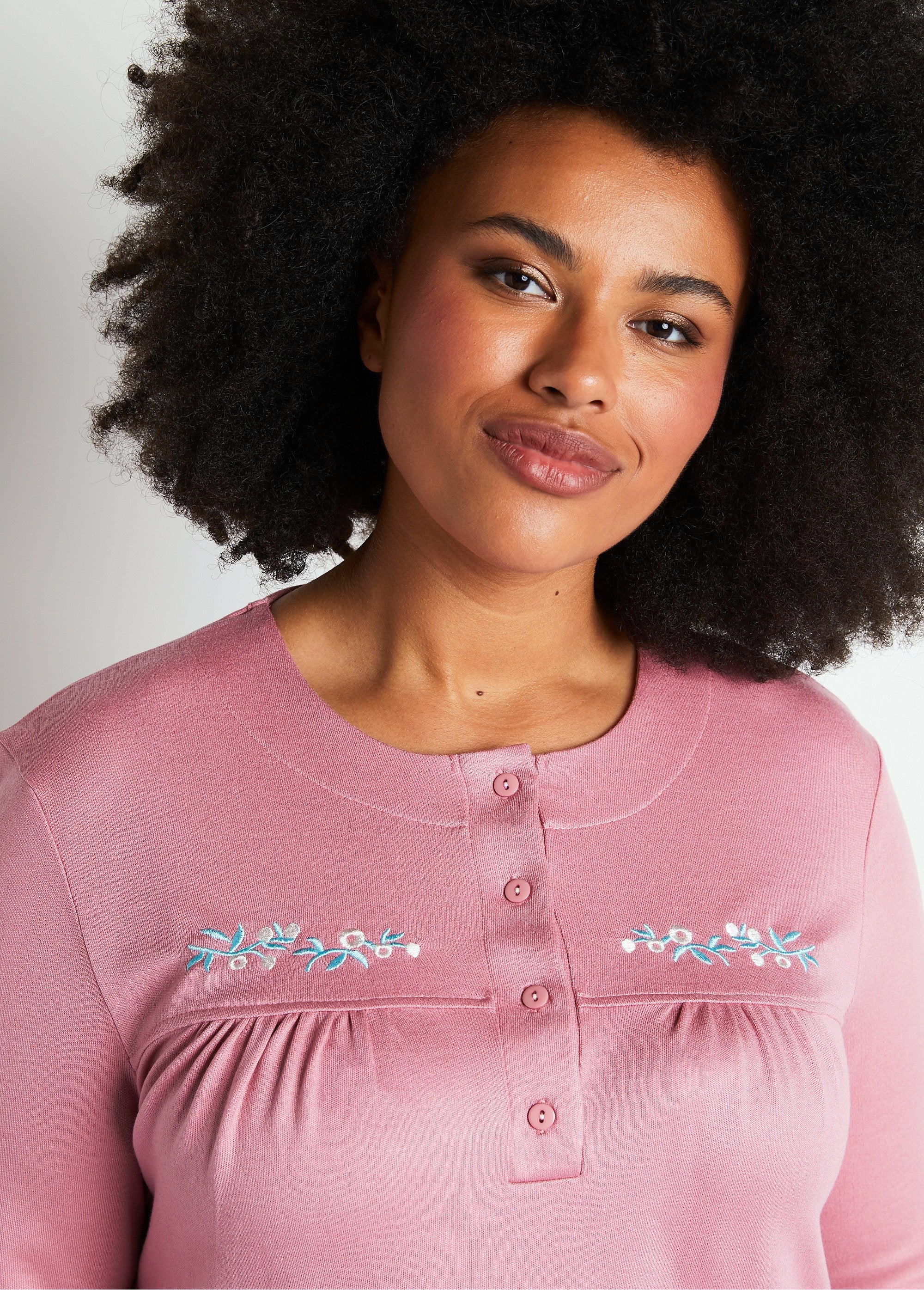 Camicia_da_notte_ricamata_Courtelle®_Erica_DE1_curvy