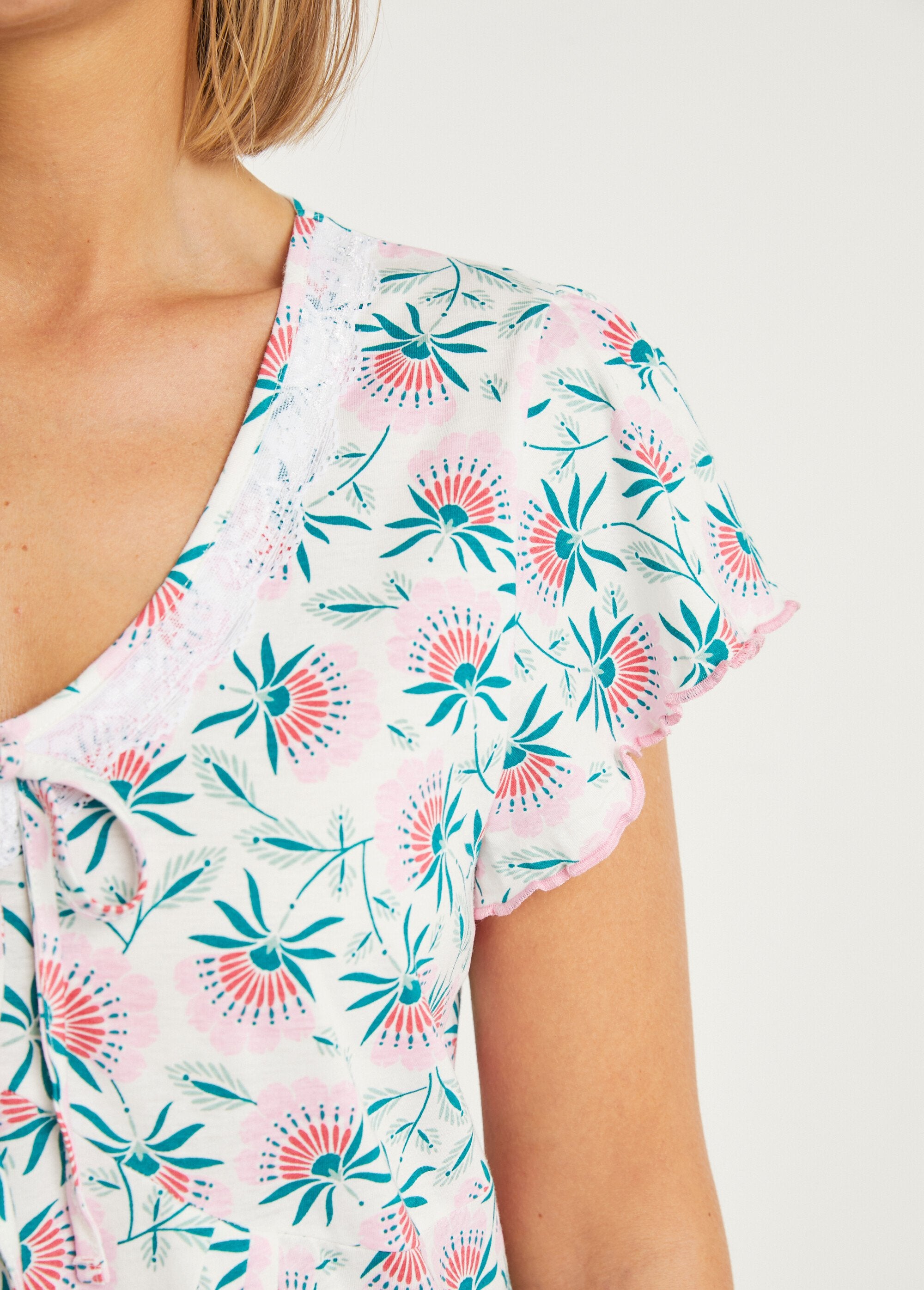 Camicia_da_notte_di_media_lunghezza_in_pizzo_floreale_e_cotone_Rose_DE2_slim