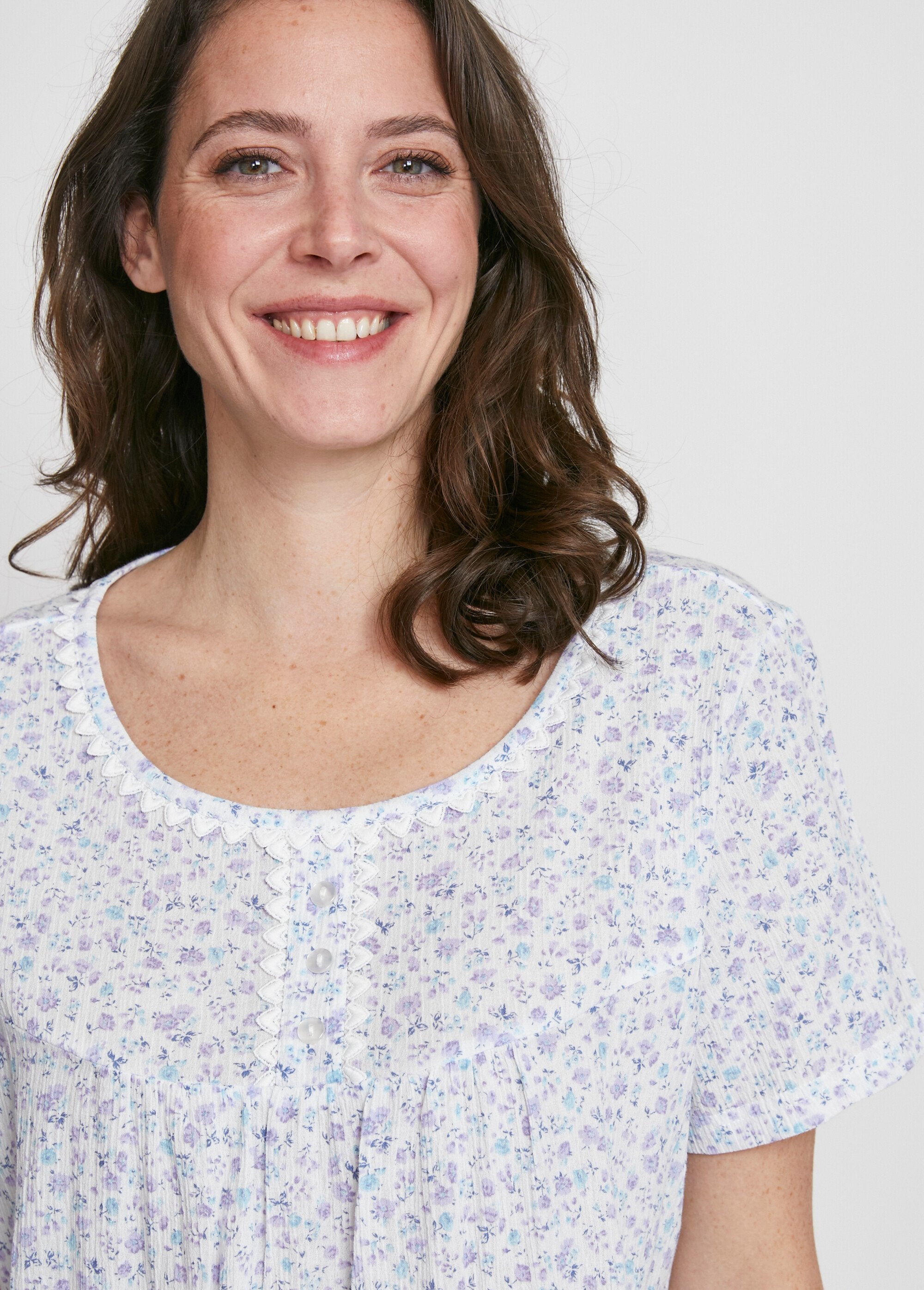 Camicia_da_notte_in_guipure_fantasia_floreale_Lilla_e_blu_DE1_slim