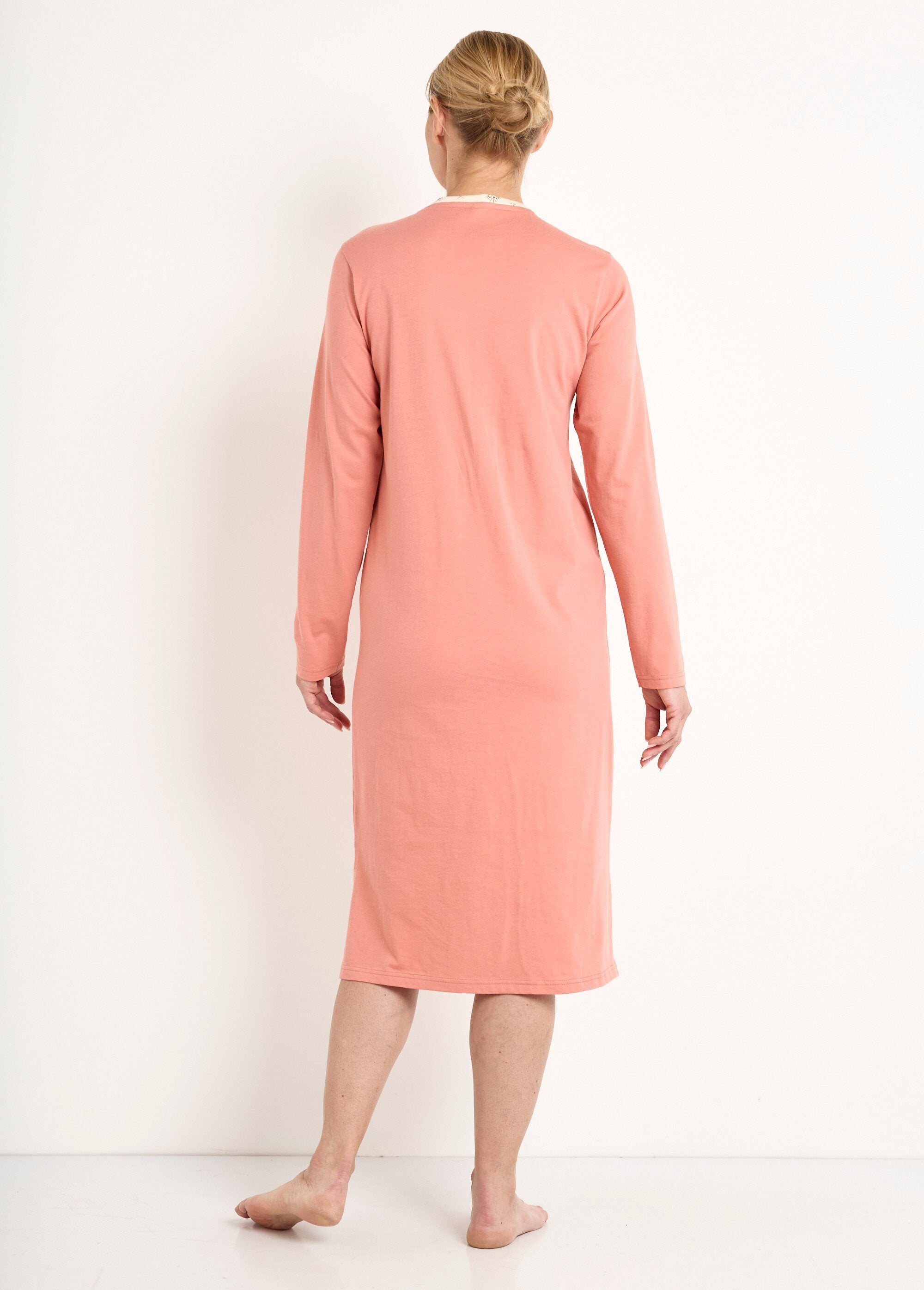 Camicia_da_notte_abbottonata_in_cotone_di_media_lunghezza_Terracotta_DO1_slim