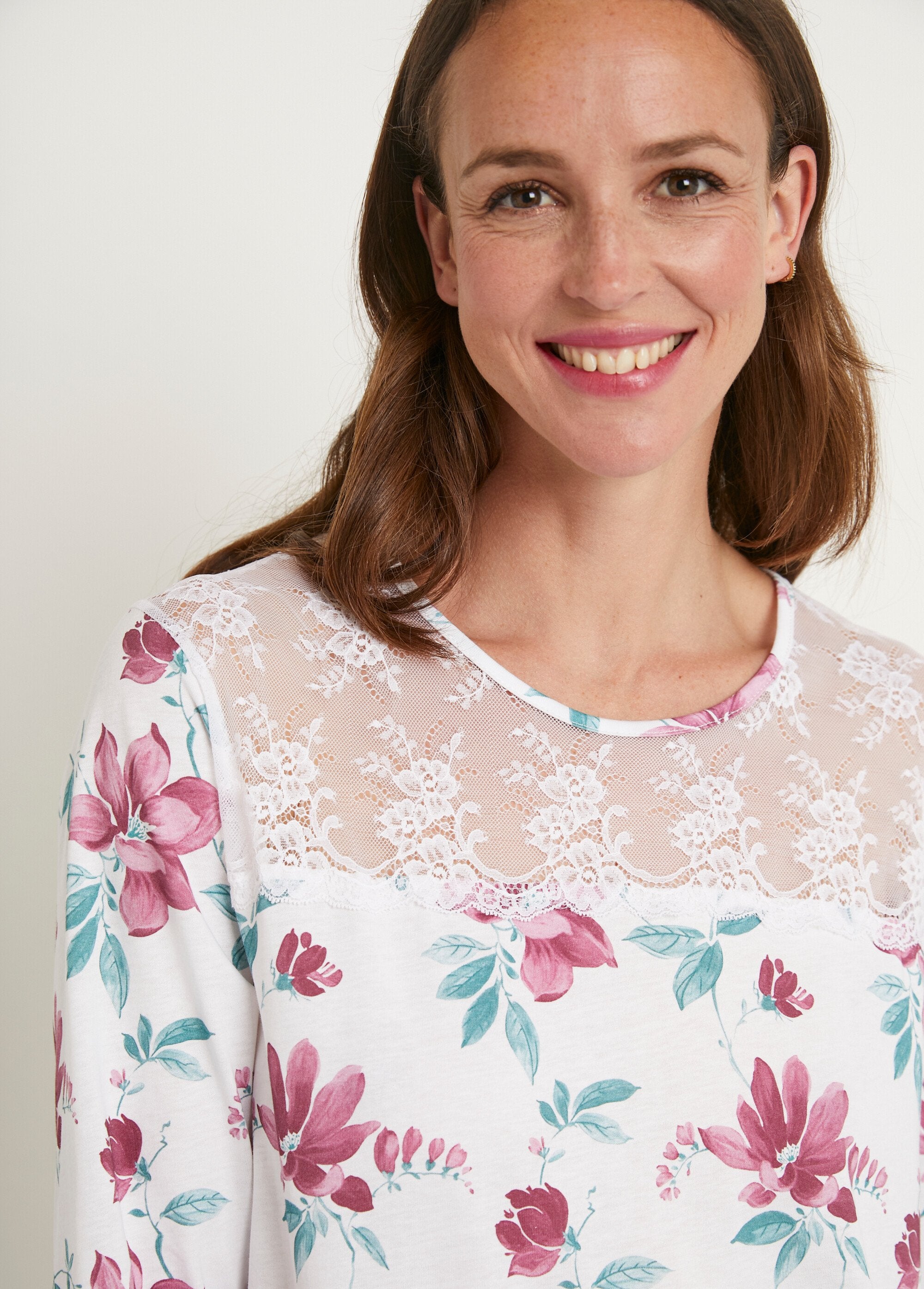 Camicia_da_notte_in_cotone_e_pizzo_di_media_lunghezza_Imprime_rose_DE1_slim