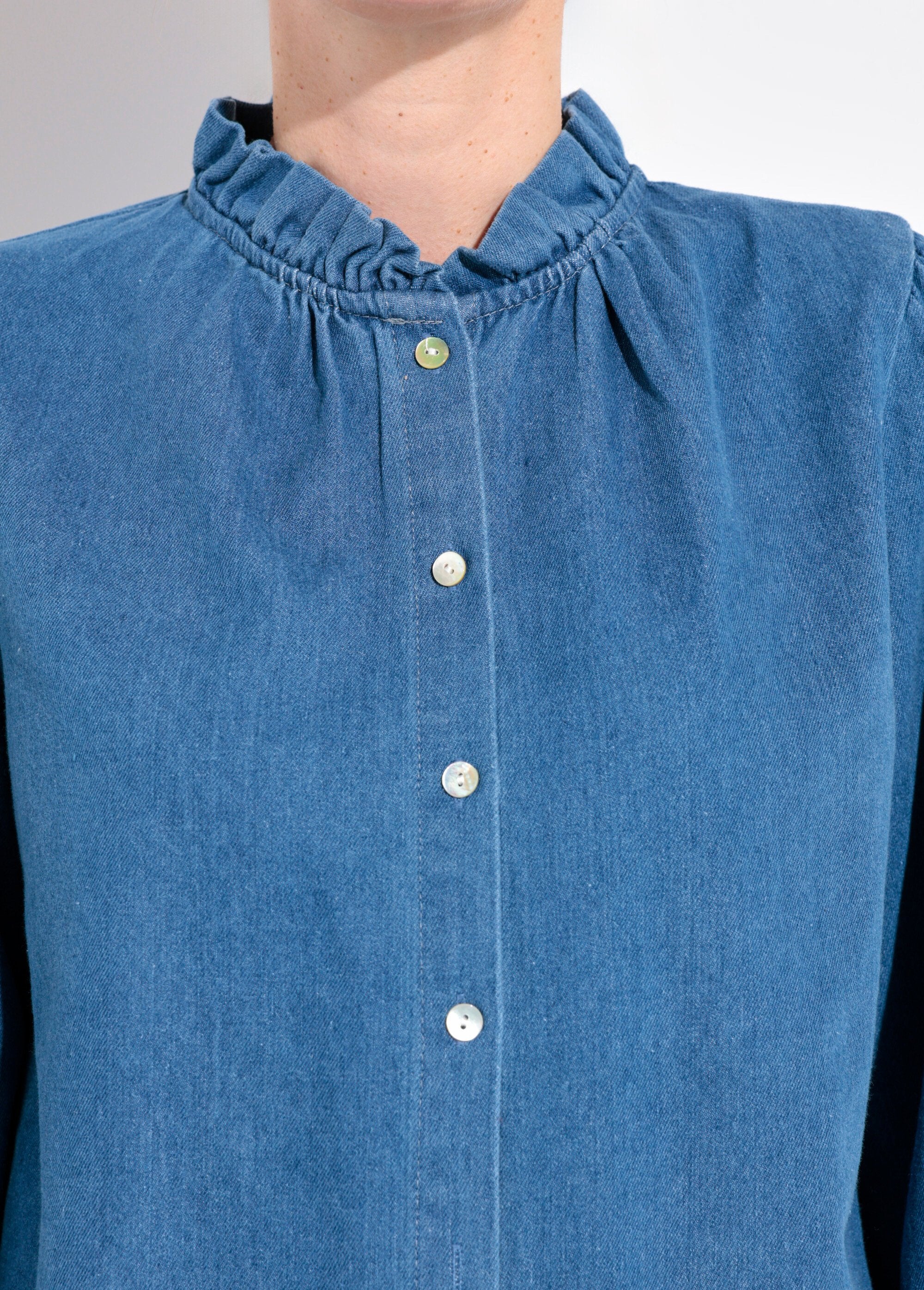 Camicia_in_denim_con_bottoni,_collo_arricciato_Denim_DE1_slim