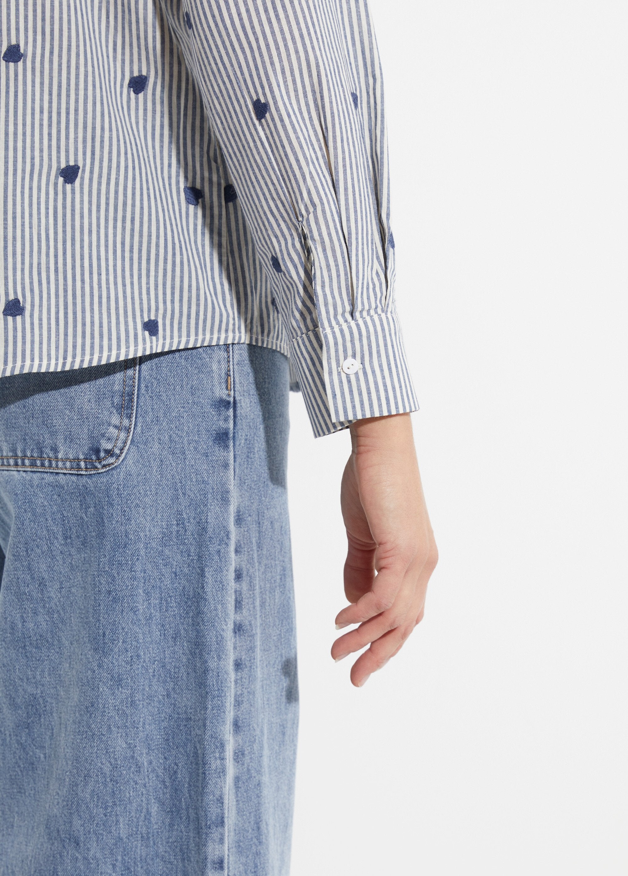 Camicetta_con_righe_e_ricamo_a_cuore_Bleu_DE2_slim