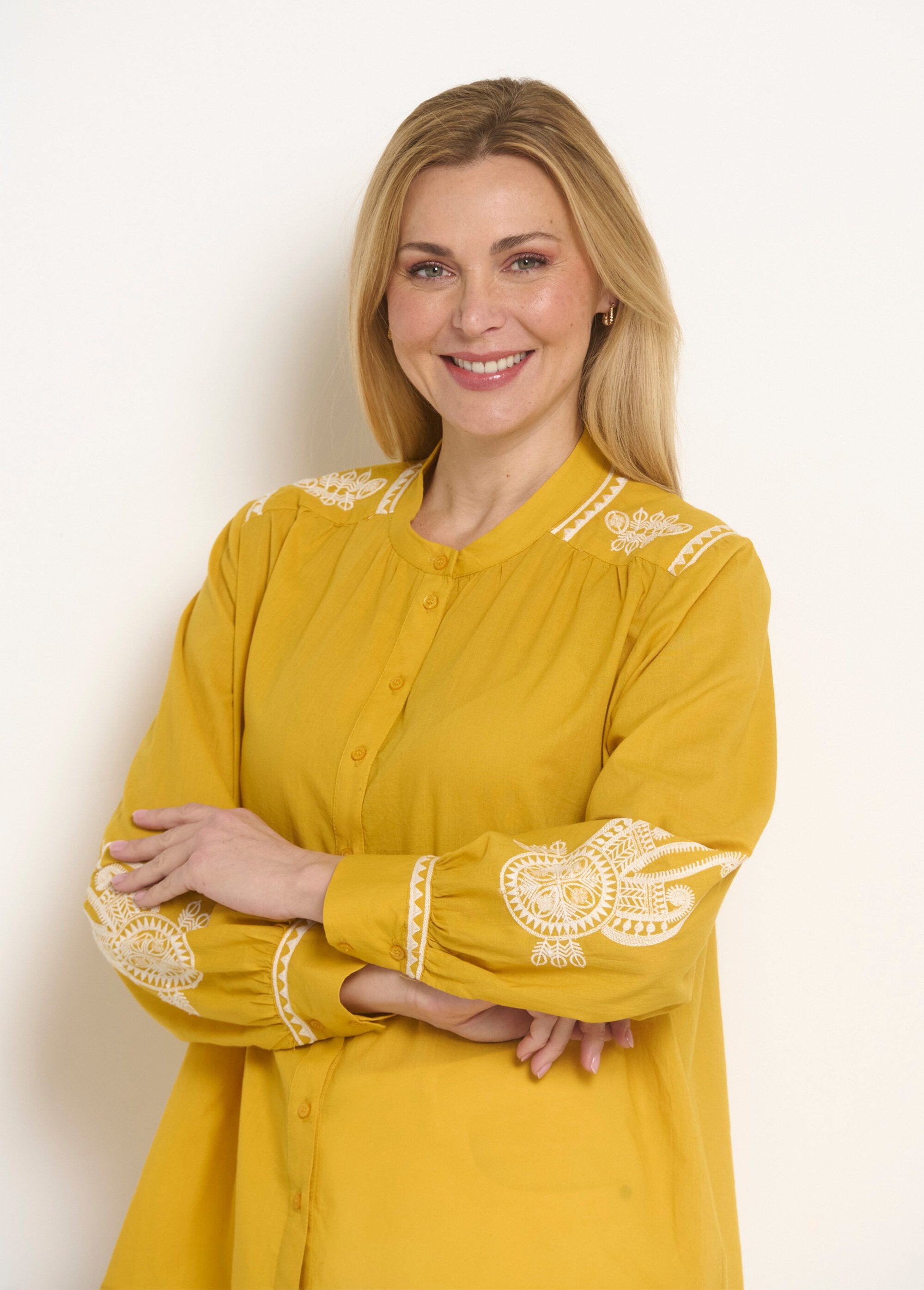 Camicetta_aderente_con_ricamo_a_contrasto_Miel_DE1_slim