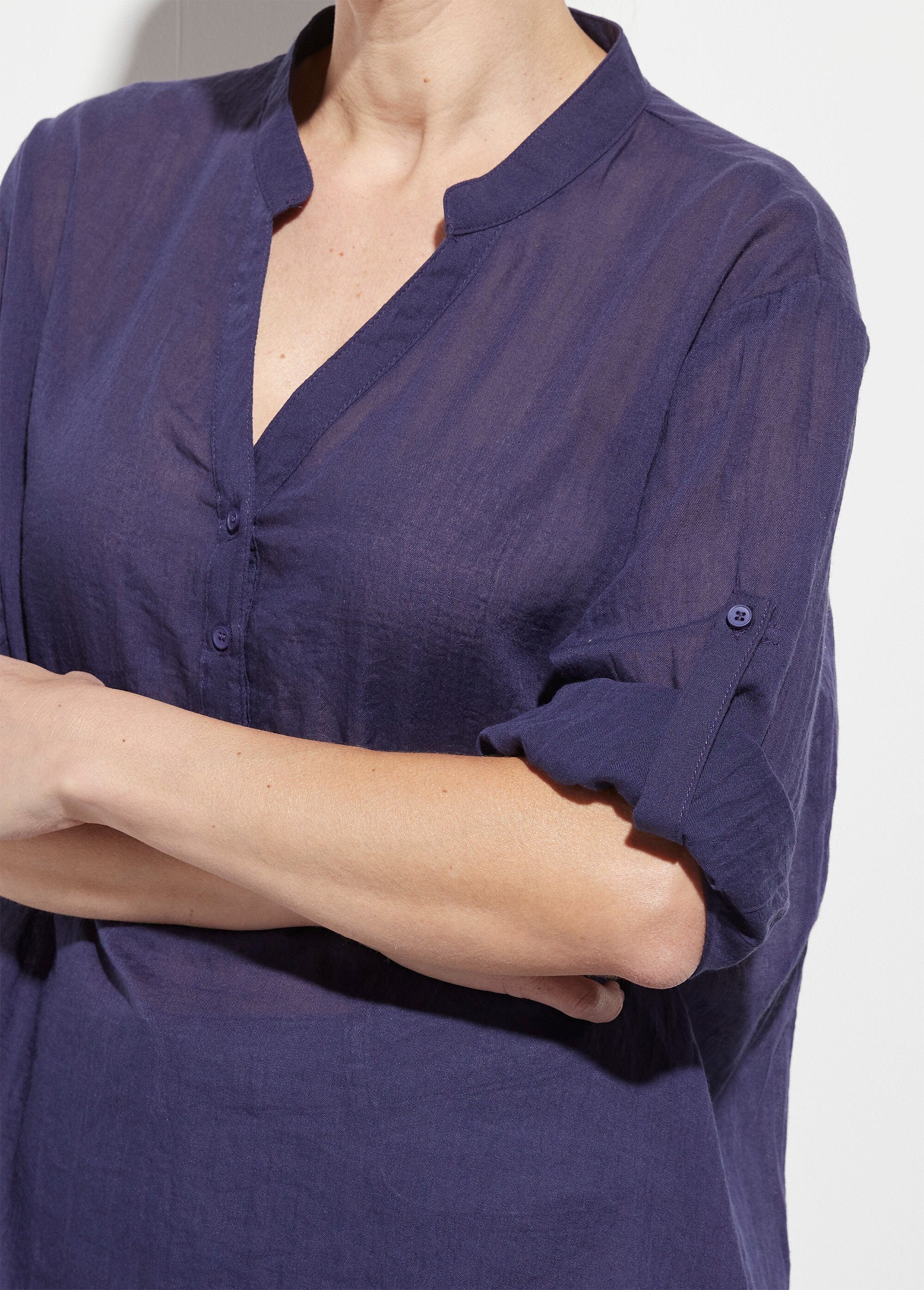 Camicetta_aderente_con_collo_tunisino_in_voile_di_cotone_Marine_DE1_slim