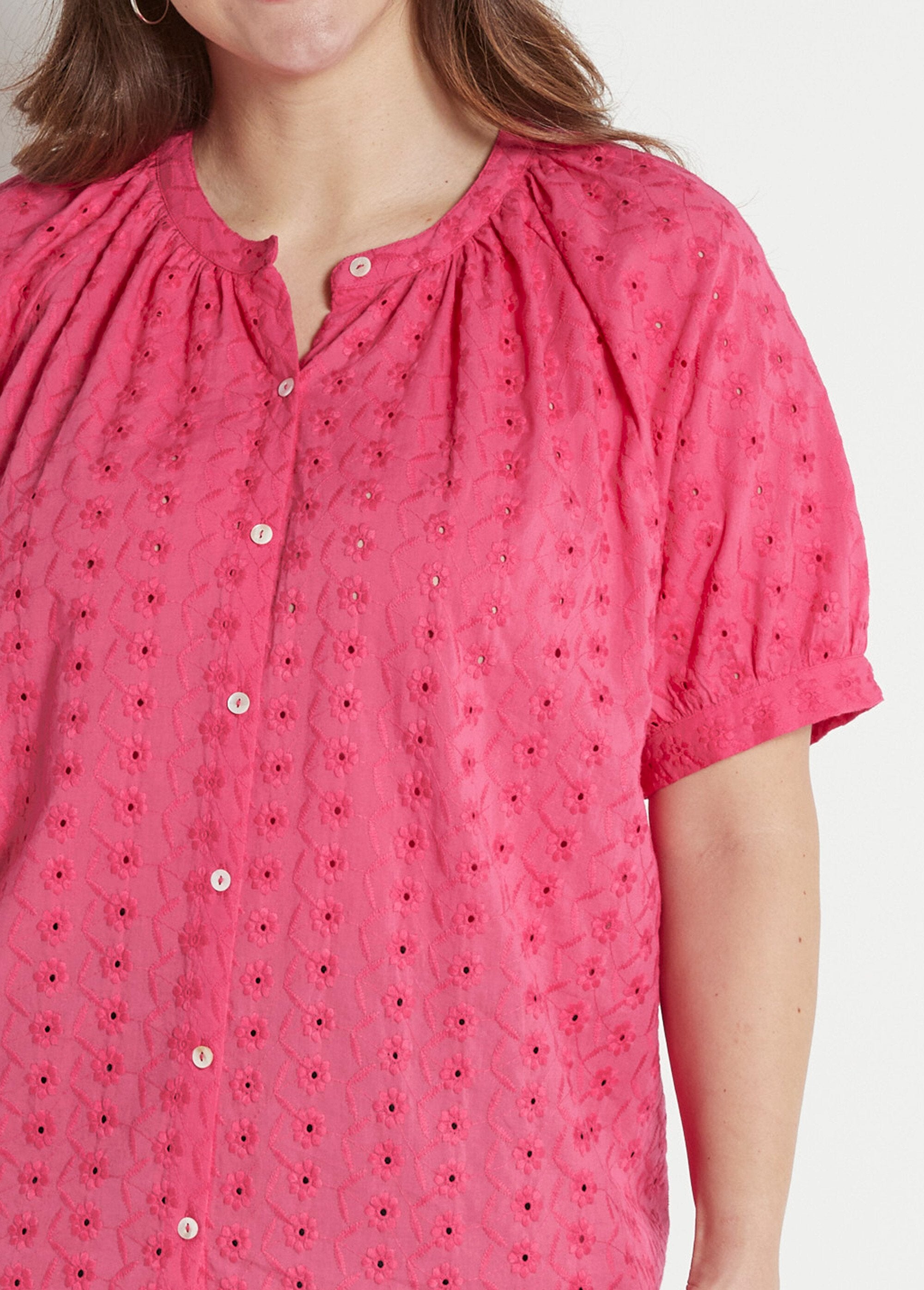 Camicia_in_cotone,_ricamata,_senza_colletto,_dal_taglio_ampio_Fuchsia_DE1_curvy