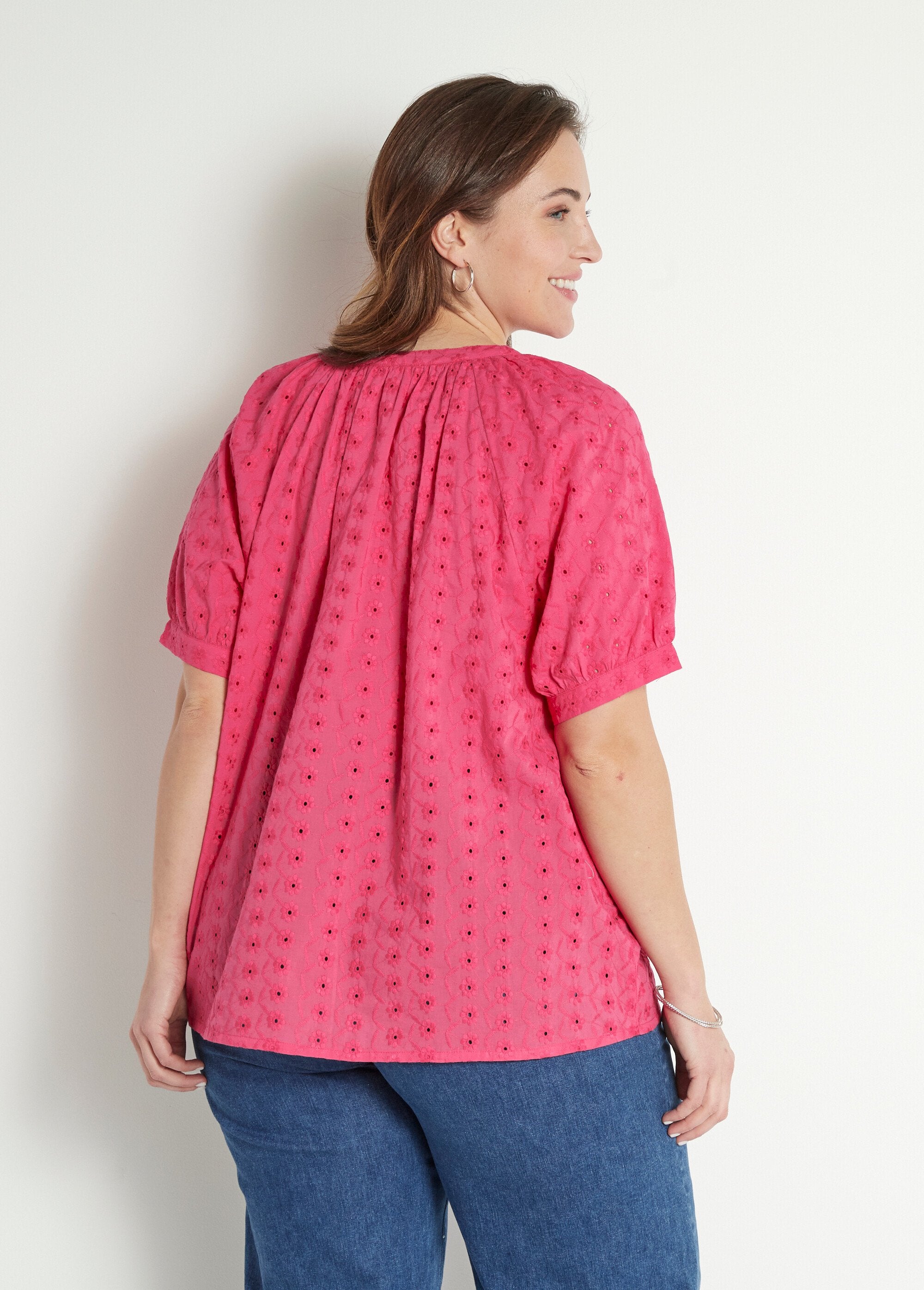 Camicia_in_cotone,_ricamata,_senza_colletto,_dal_taglio_ampio_Fuchsia_DO1_curvy