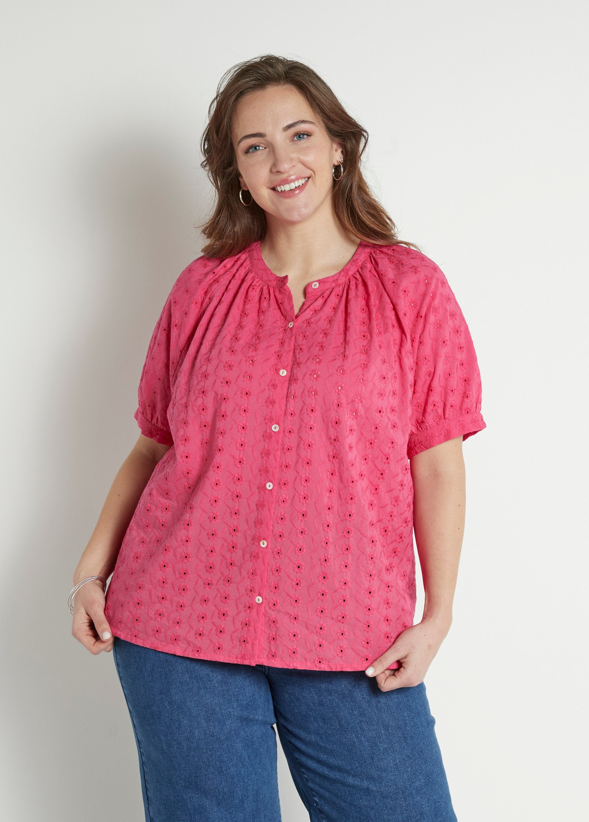 Camicia_in_cotone,_ricamata,_senza_colletto,_dal_taglio_ampio_Fuchsia_FA1_curvy