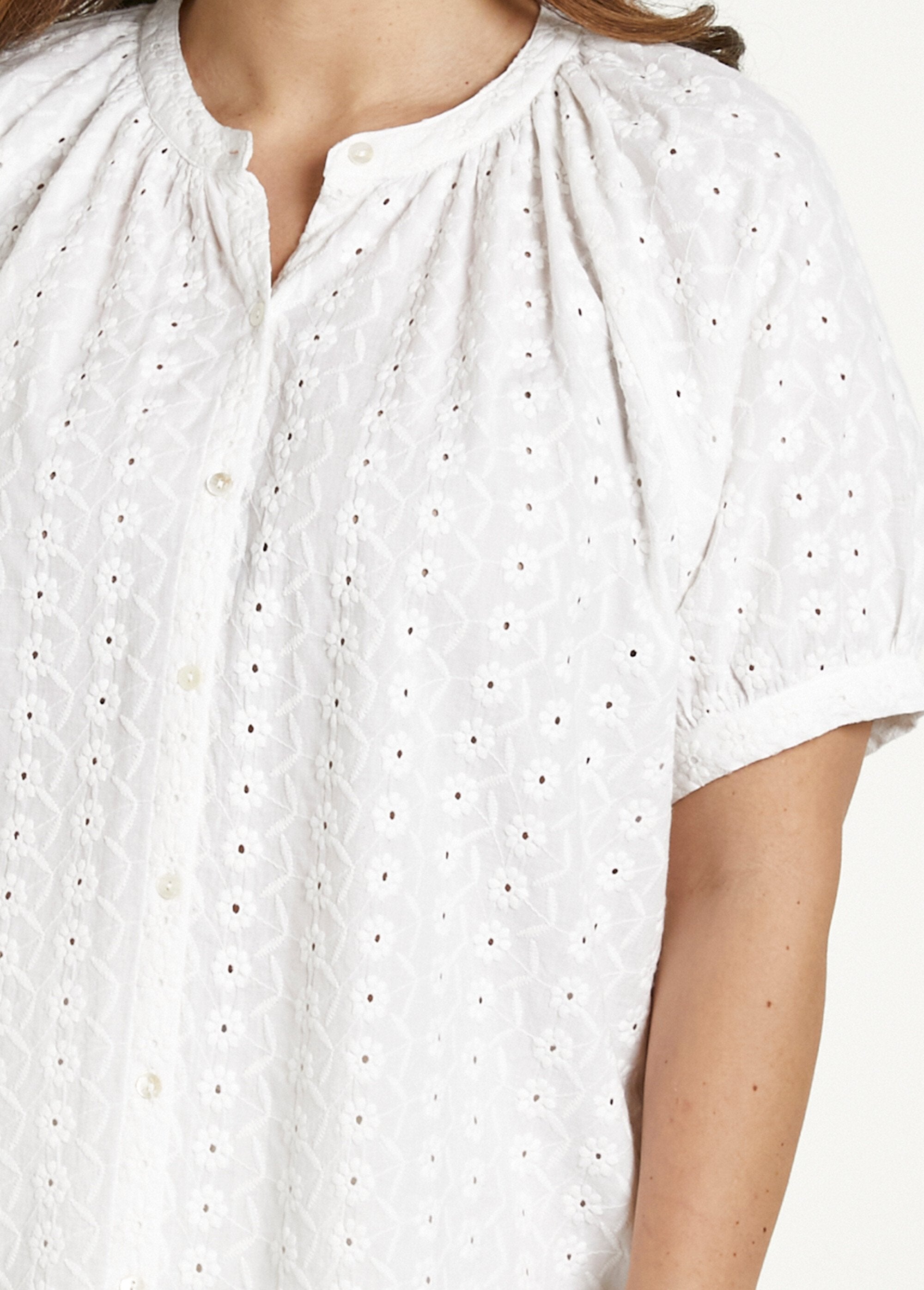 Camicetta_in_cotone,_ricamata,_senza_colletto,_dal_taglio_ampio_Blanc_DE1_curvy