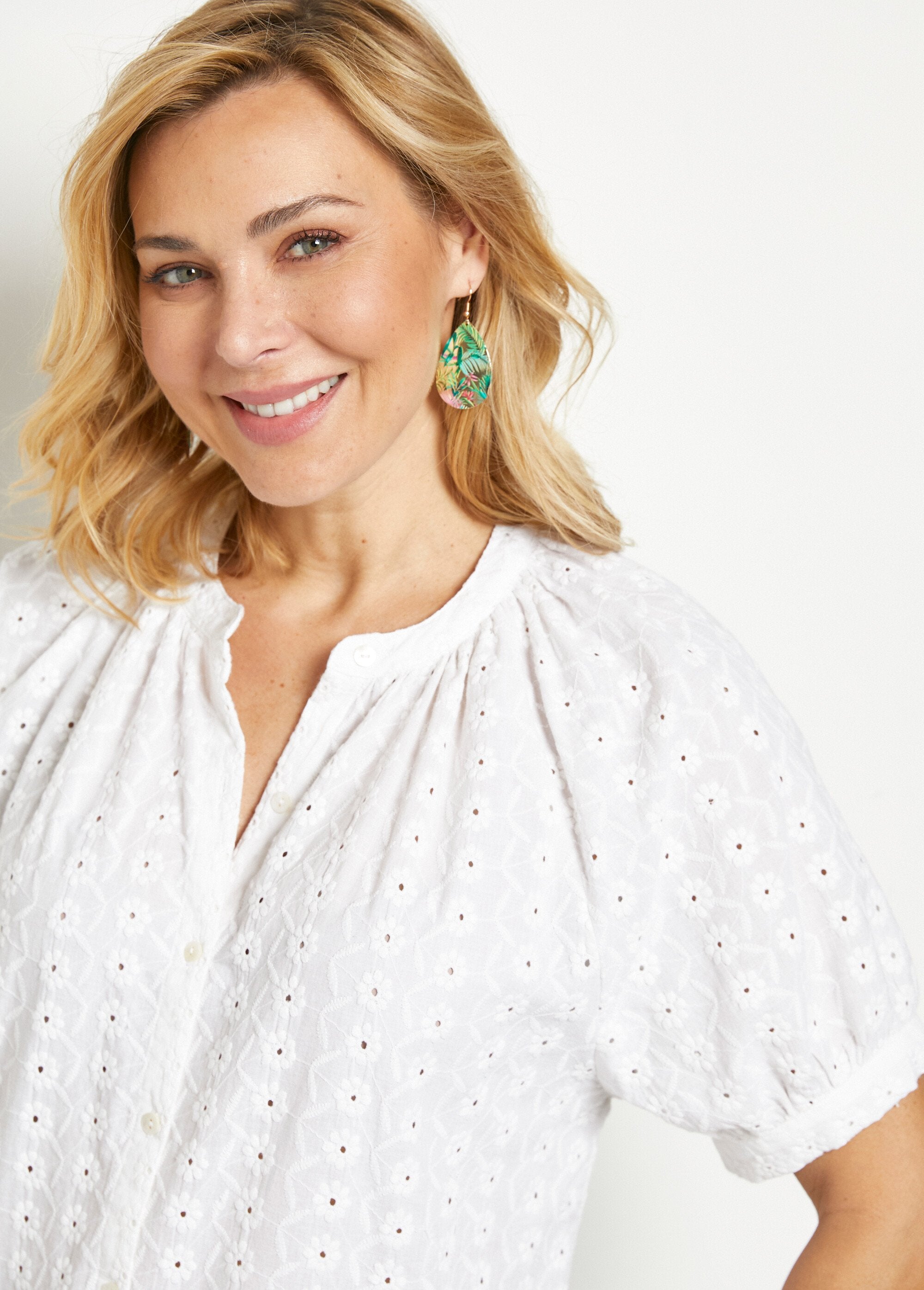 Camicetta_in_cotone,_ricamata,_senza_colletto,_dal_taglio_ampio_Blanc_DE1_slim